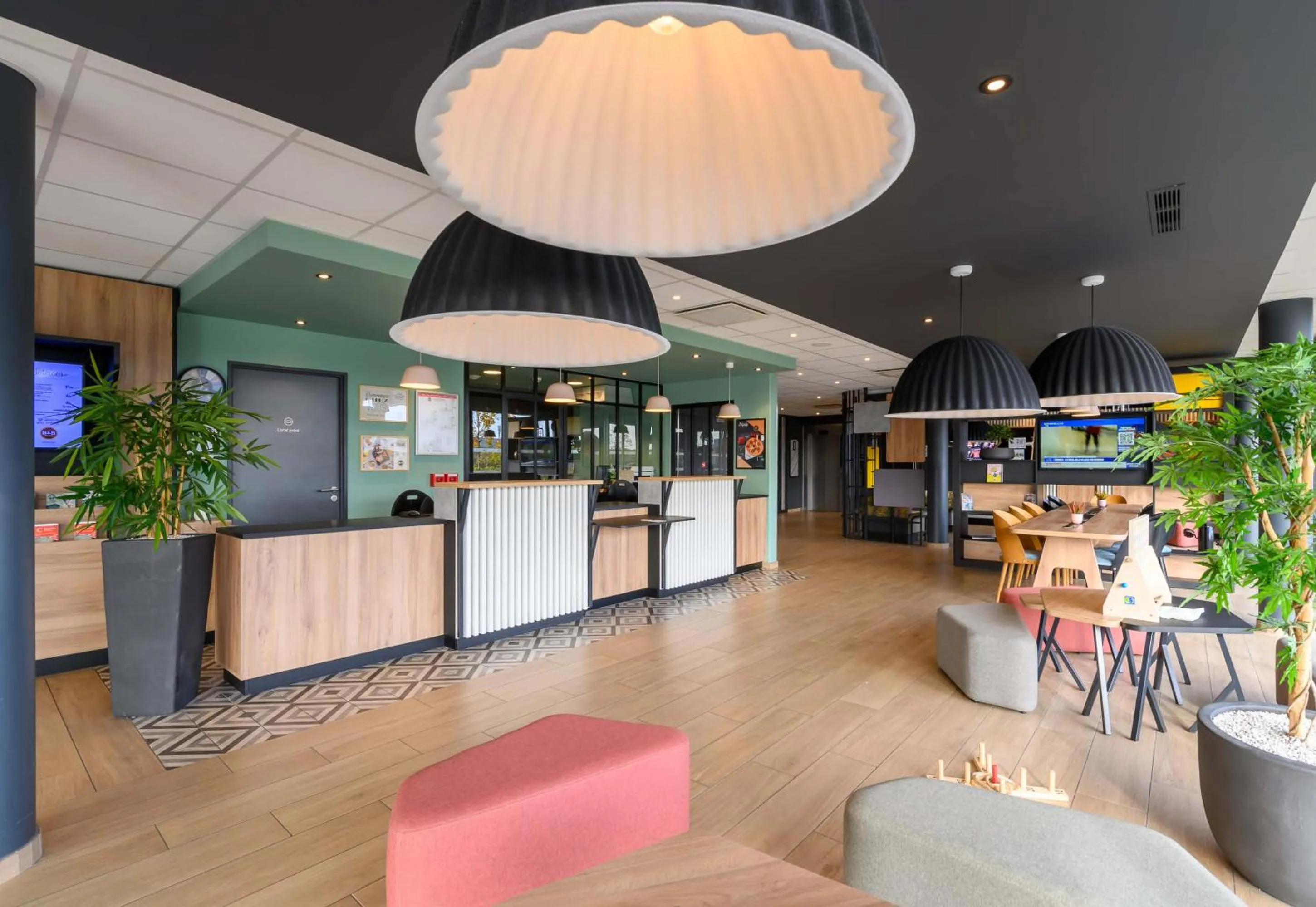 Lobby or reception in B&B HOTEL Compiègne