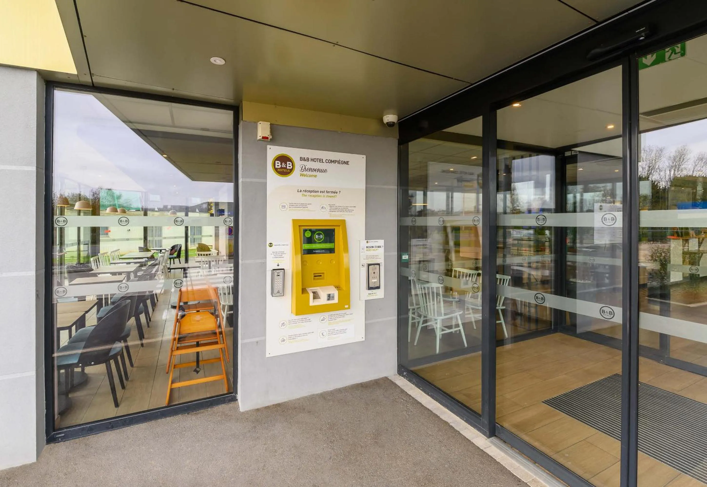 Facade/entrance in B&B HOTEL Compiègne