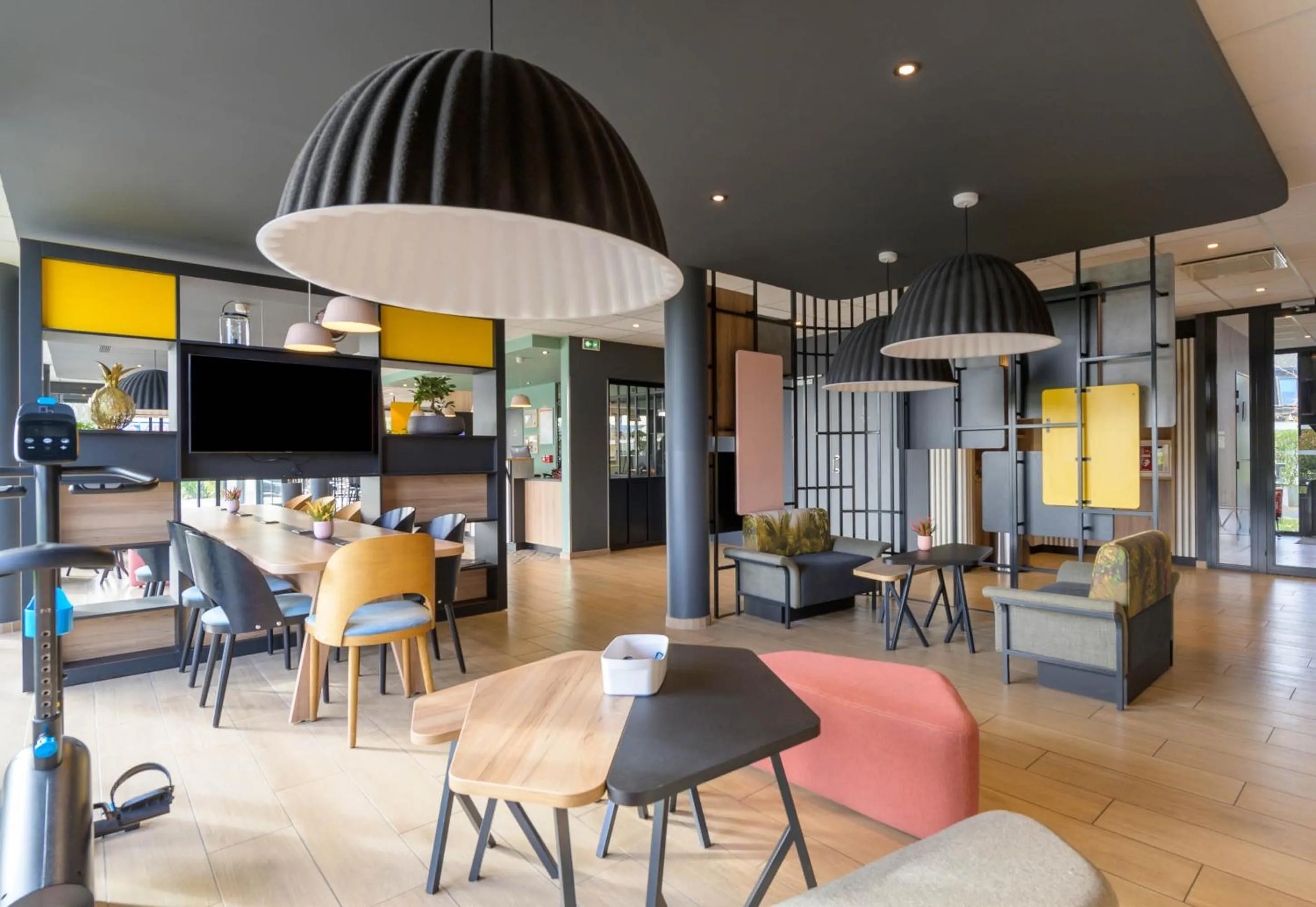 Lobby or reception in B&B HOTEL Compiègne