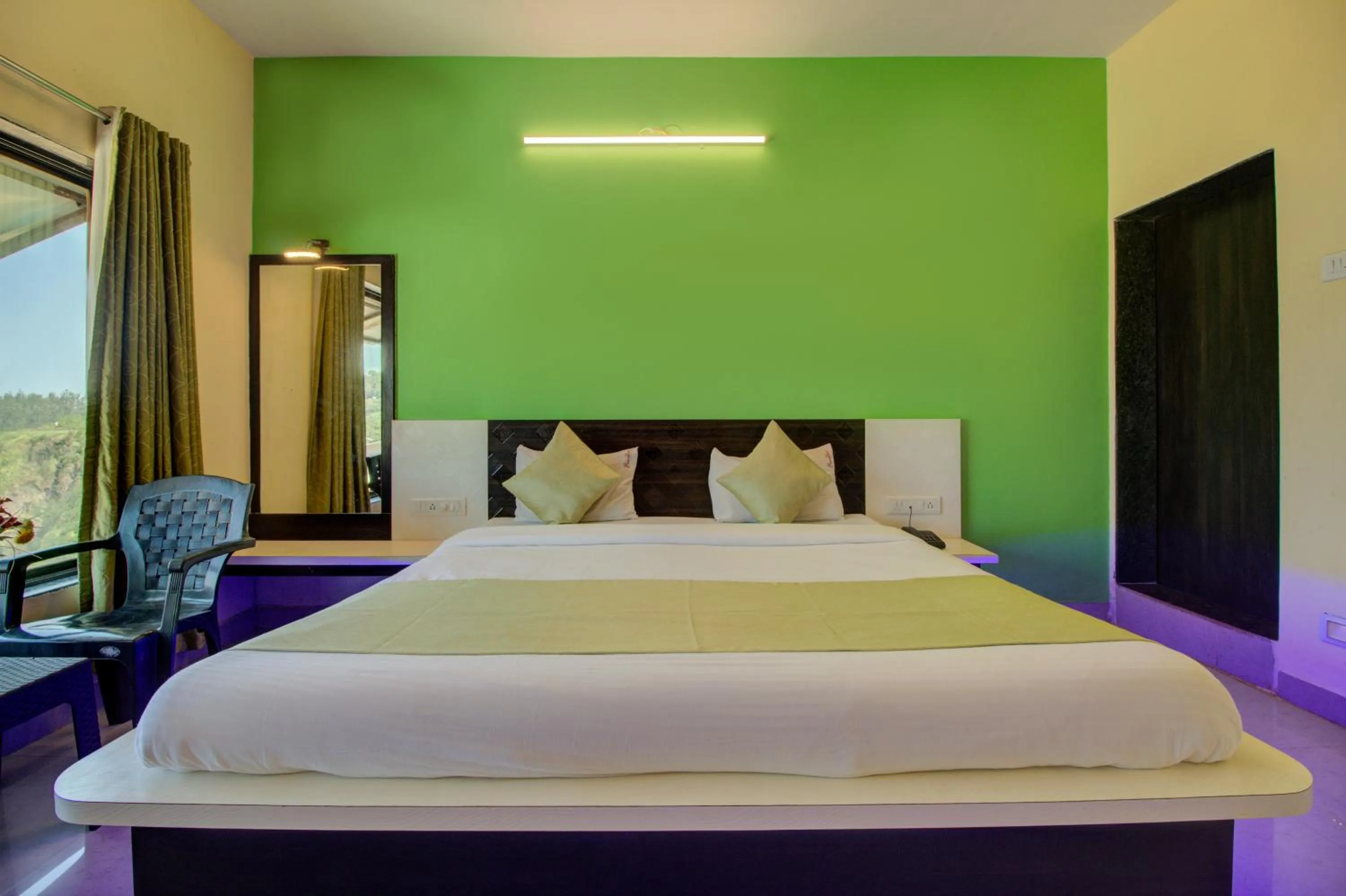 Photo of the whole room, Bed in Evergreen Holidays Mahabaleshwar