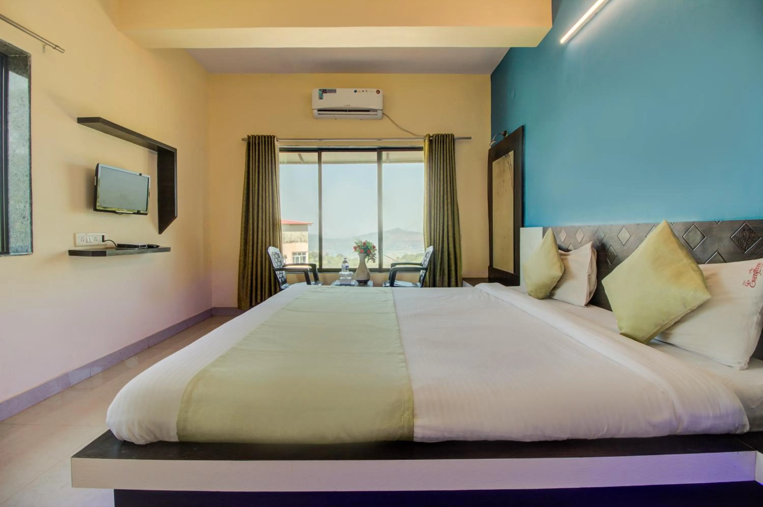 Photo of the whole room, Bed in Evergreen Holidays Mahabaleshwar