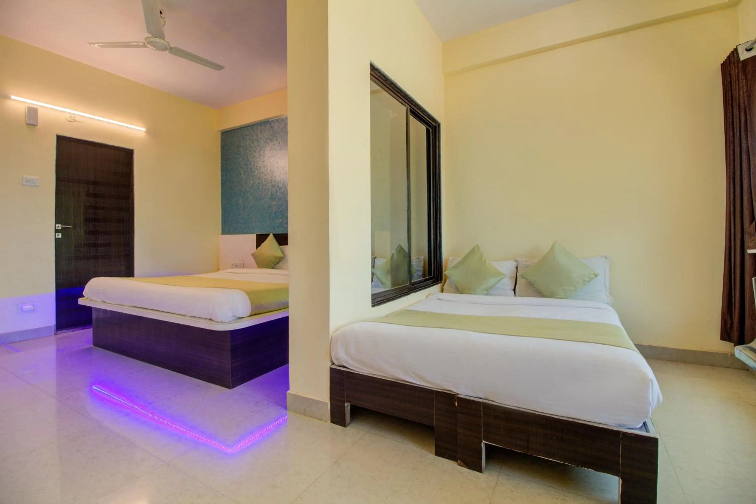 Photo of the whole room, Bed in Evergreen Holidays Mahabaleshwar