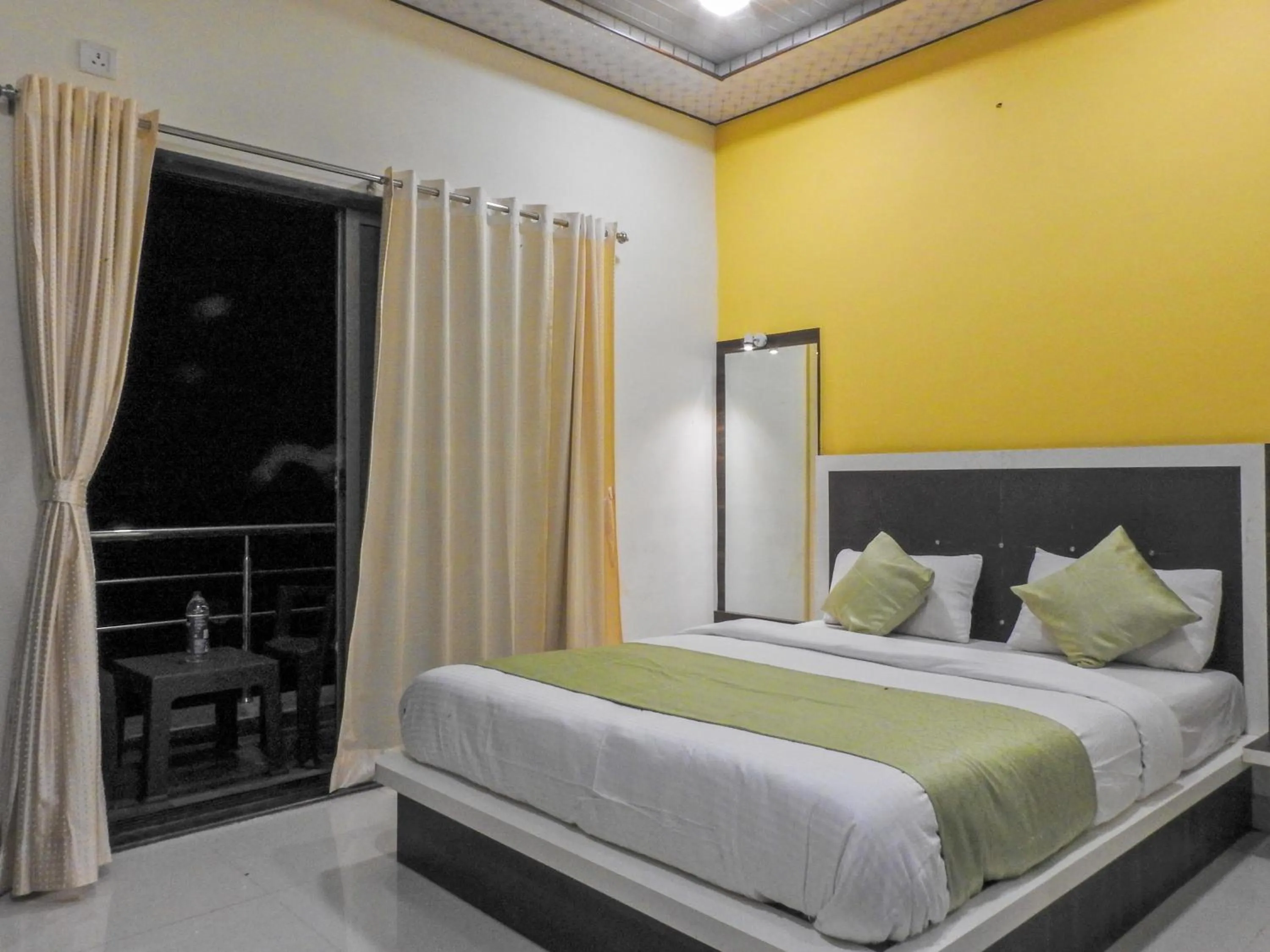 Bedroom, Bed in Evergreen Holidays Mahabaleshwar