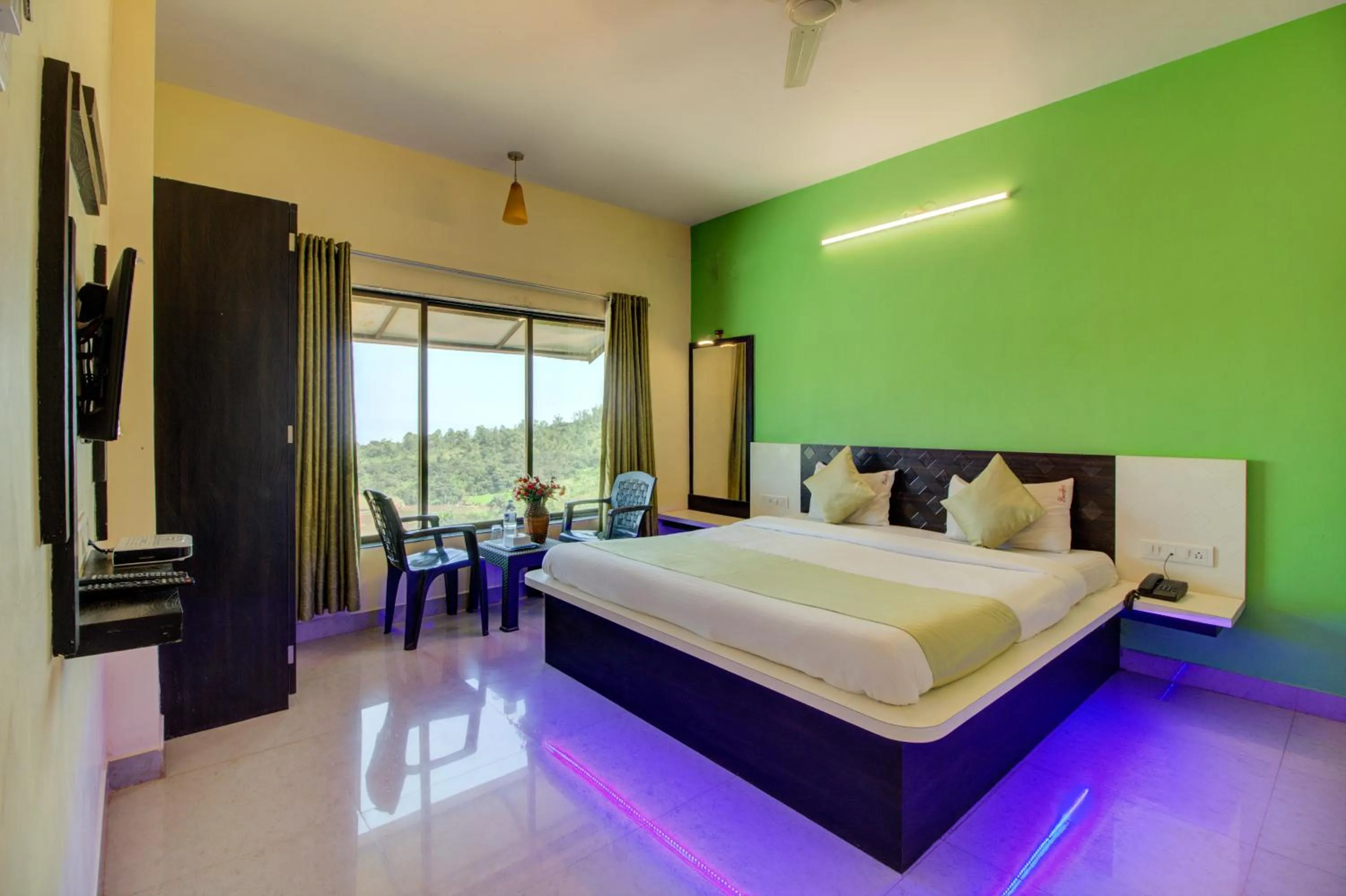 Bedroom, Bed in Evergreen Holidays Mahabaleshwar