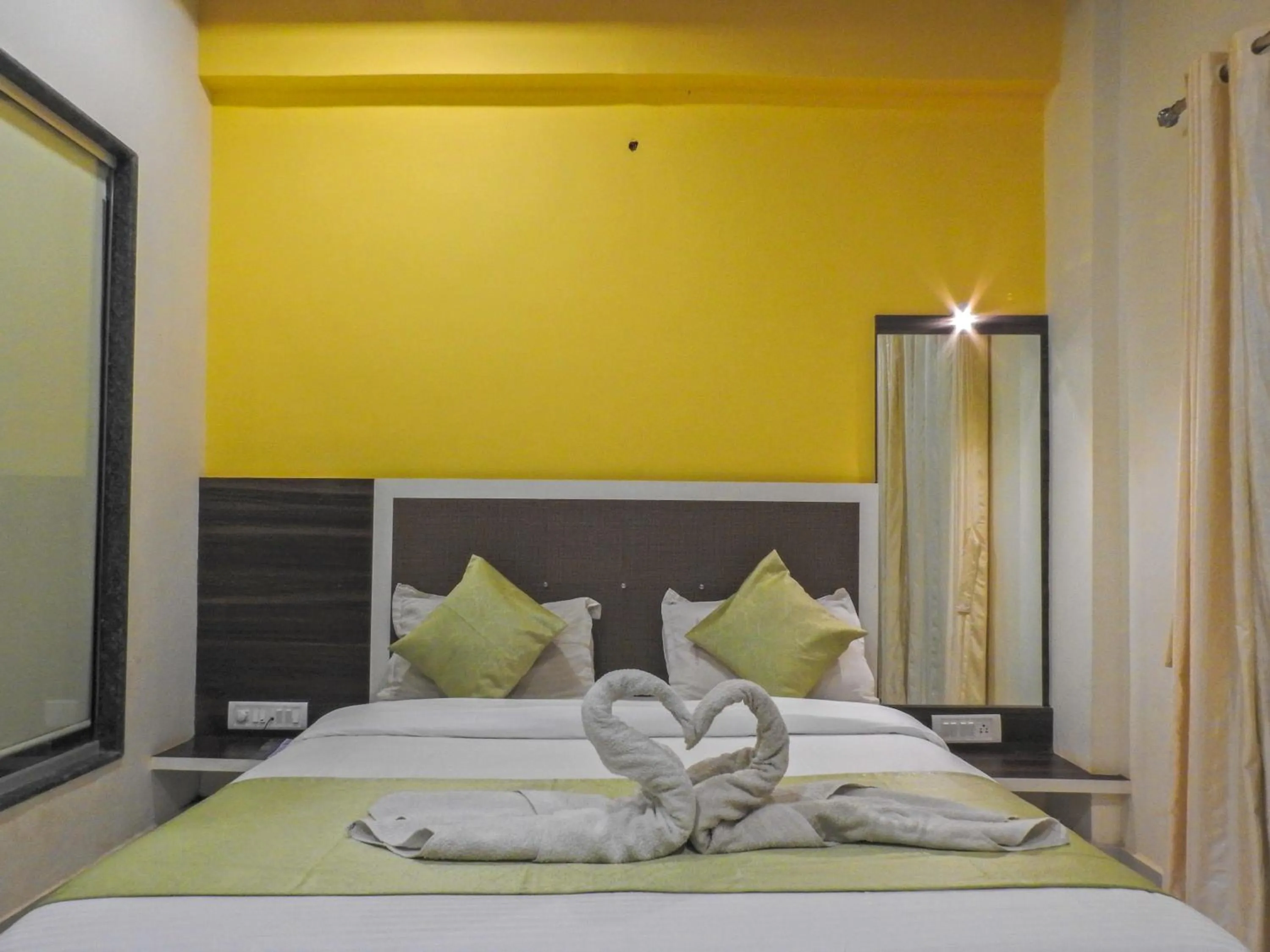 Bed in Evergreen Holidays Mahabaleshwar