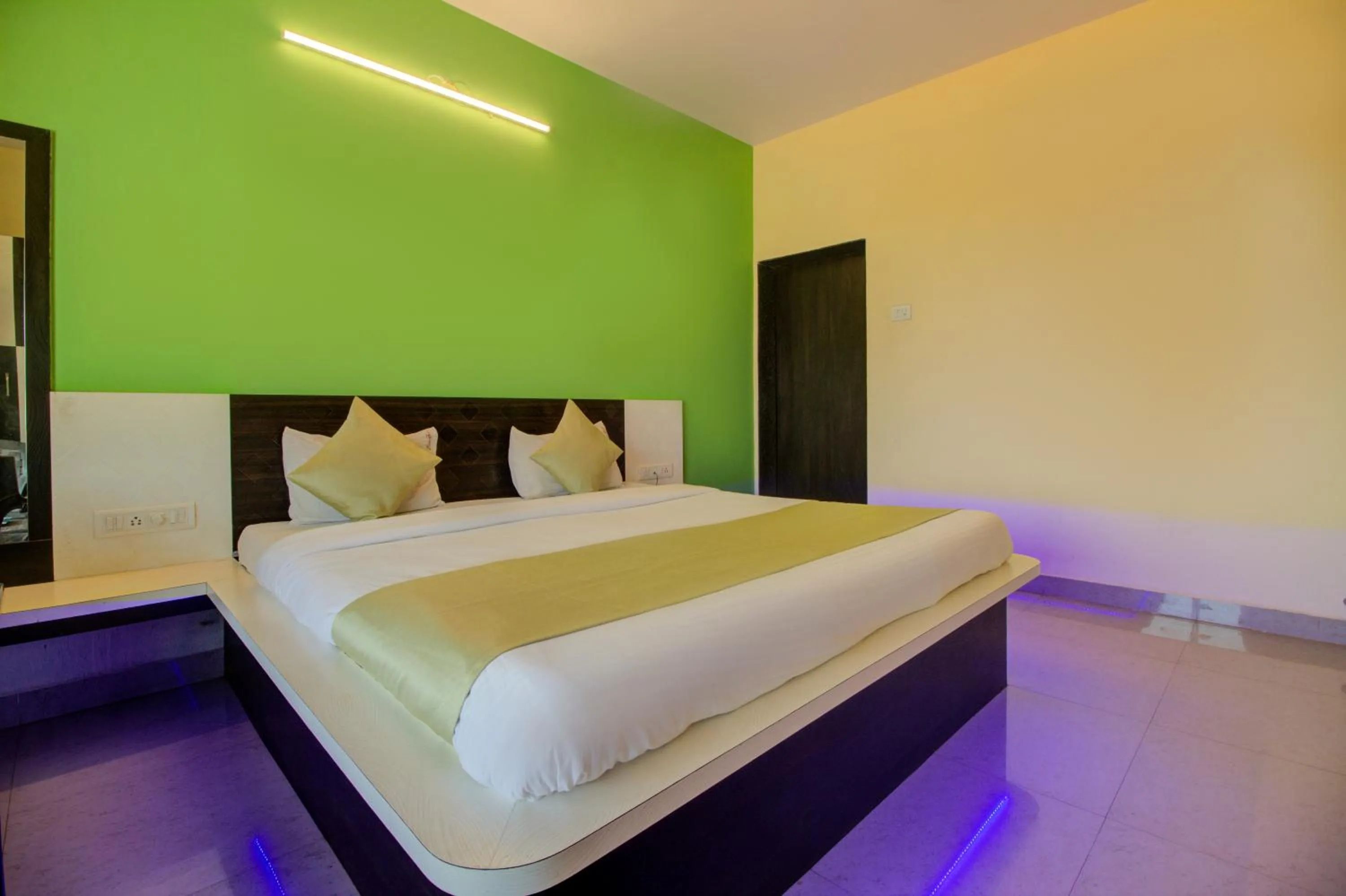 Bedroom, Bed in Evergreen Holidays Mahabaleshwar