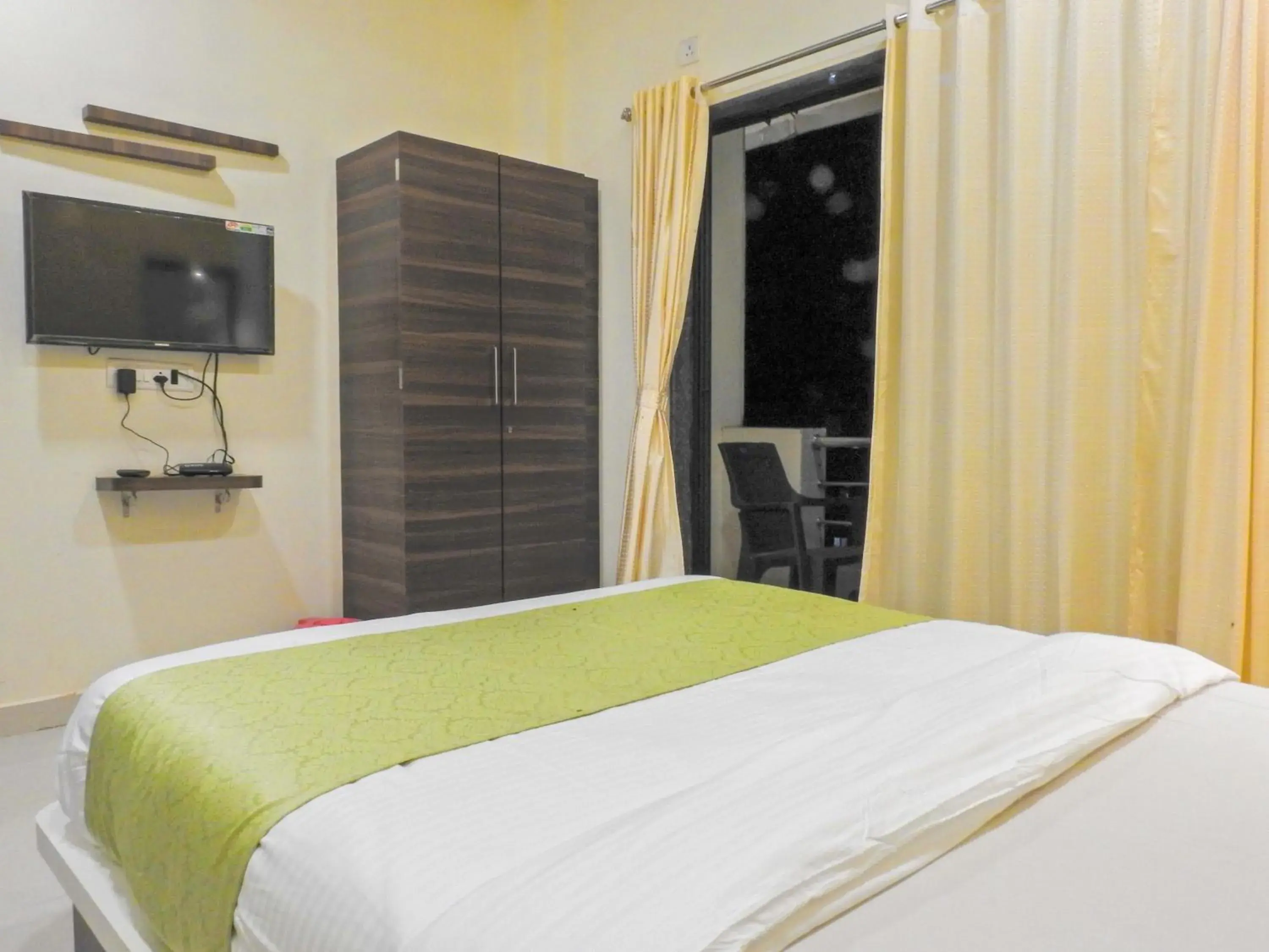 TV and multimedia, Bed in Evergreen Holidays Mahabaleshwar TV and multimedia, Bed in Evergreen Holidays Mahabaleshwar