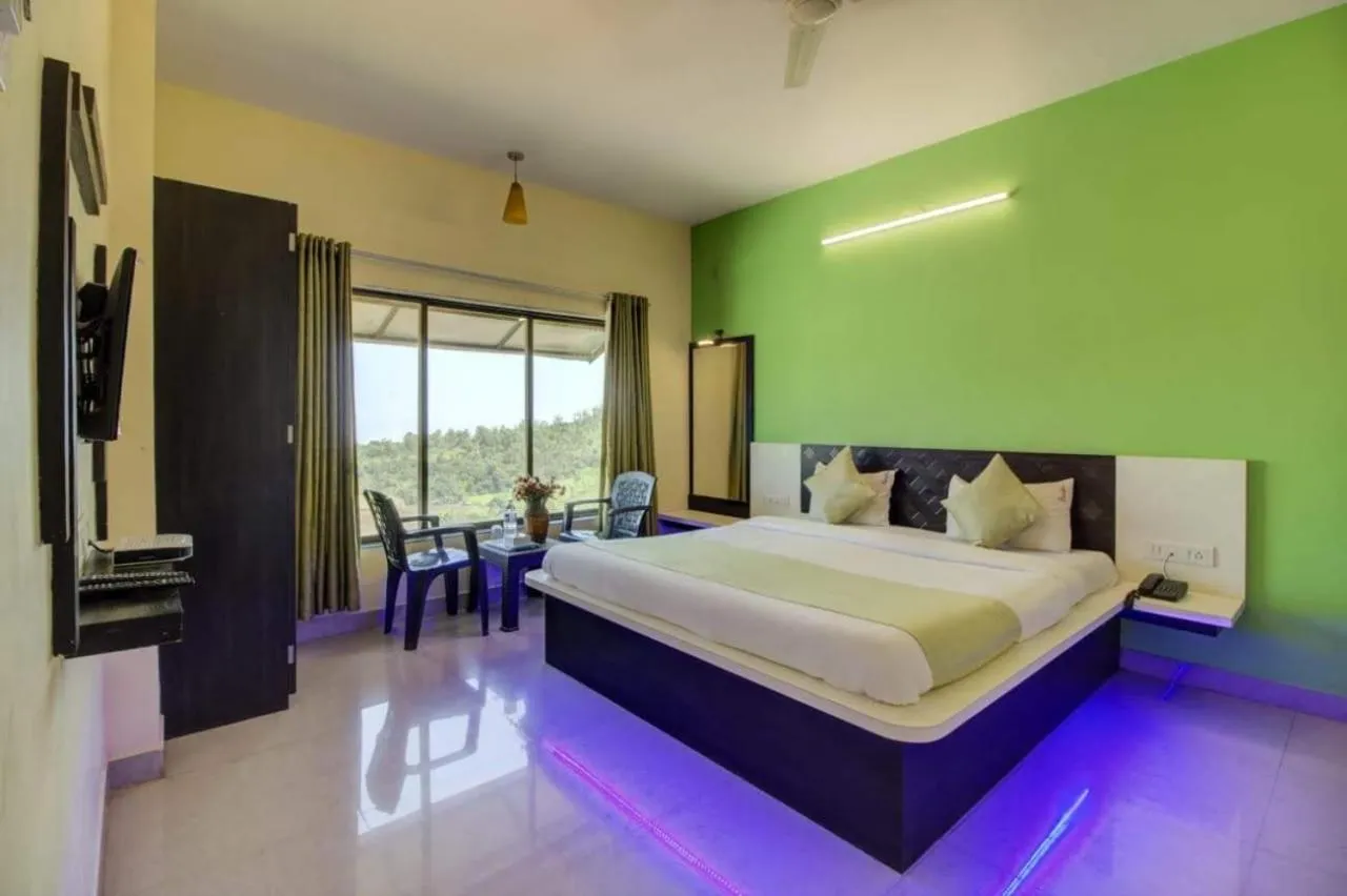 Bedroom, Bed in Evergreen Holidays Mahabaleshwar