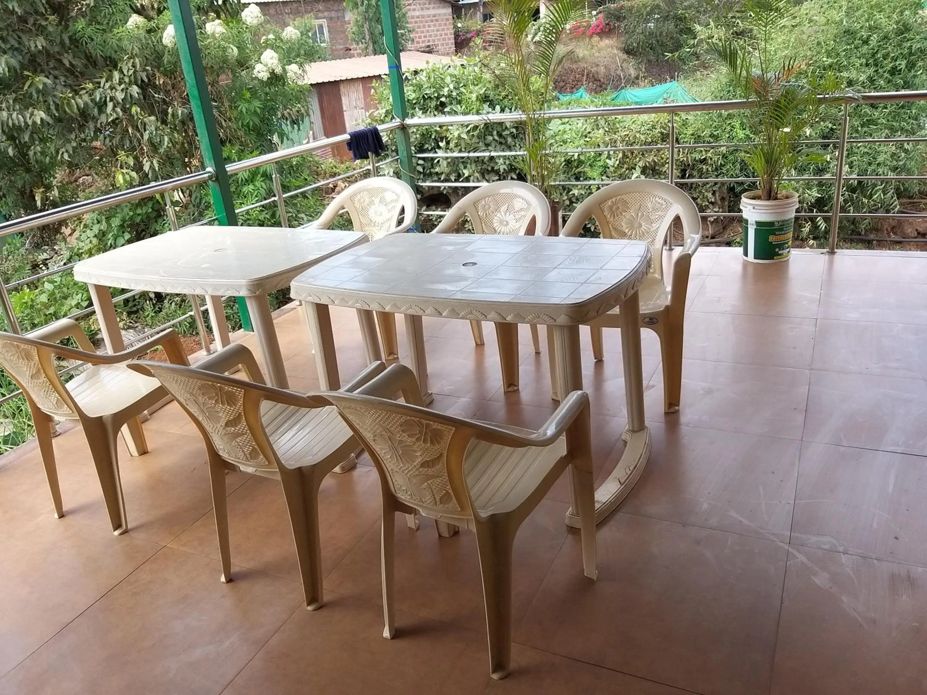 Seating area in Evergreen Holidays Mahabaleshwar