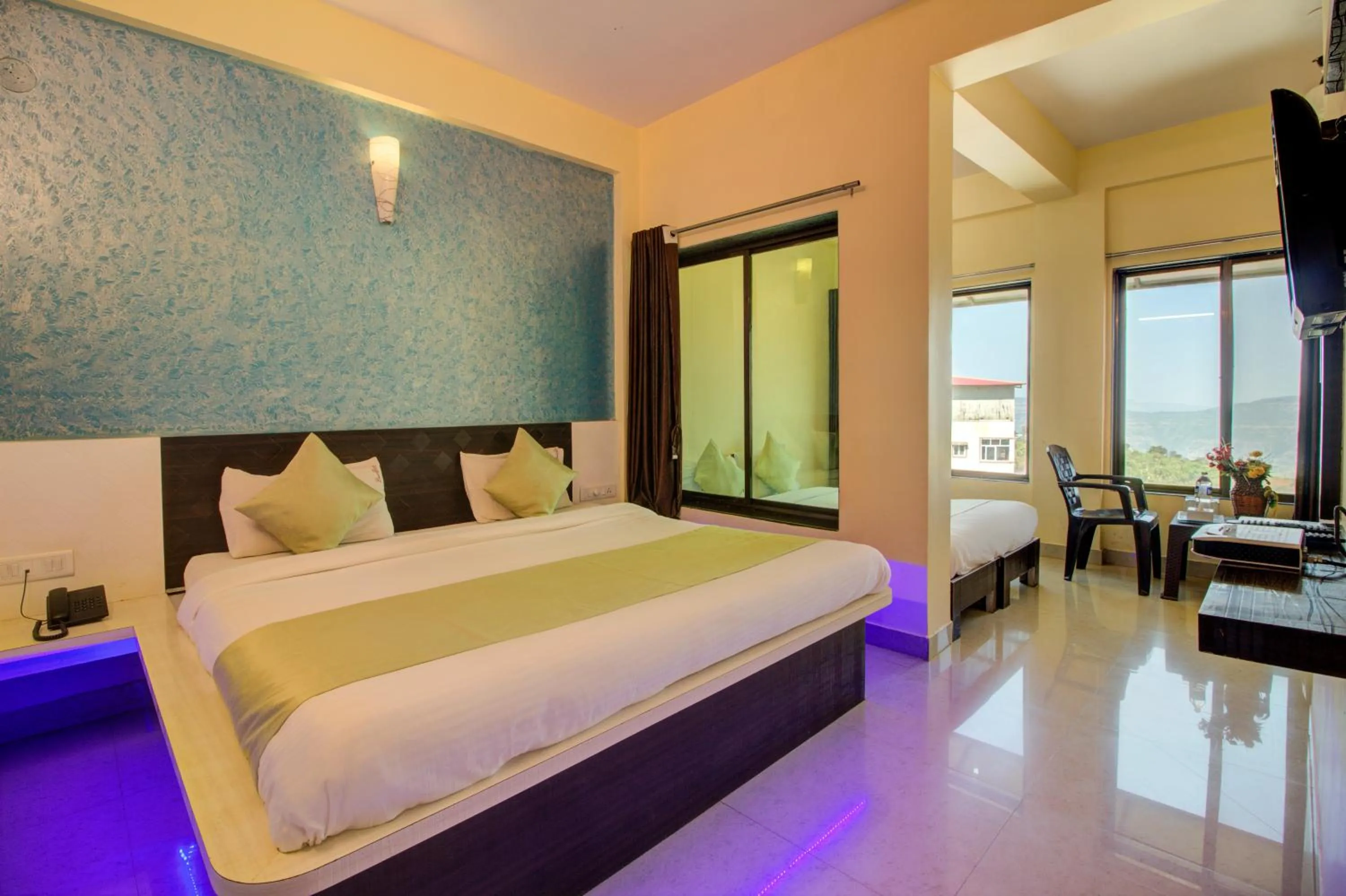 Photo of the whole room, Bed in Evergreen Holidays Mahabaleshwar