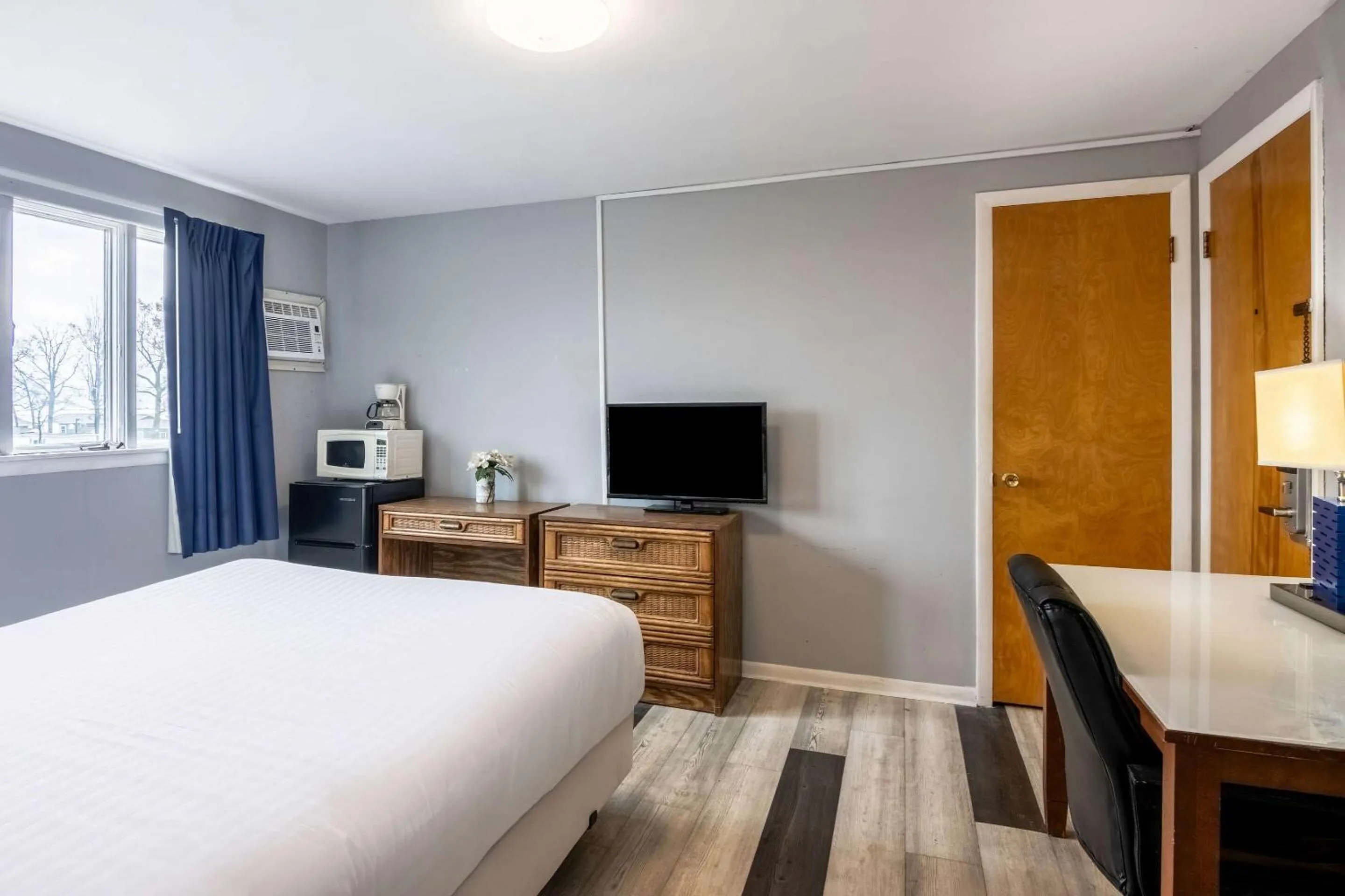 Bedroom, Bed in Rodeway Inn Oscoda