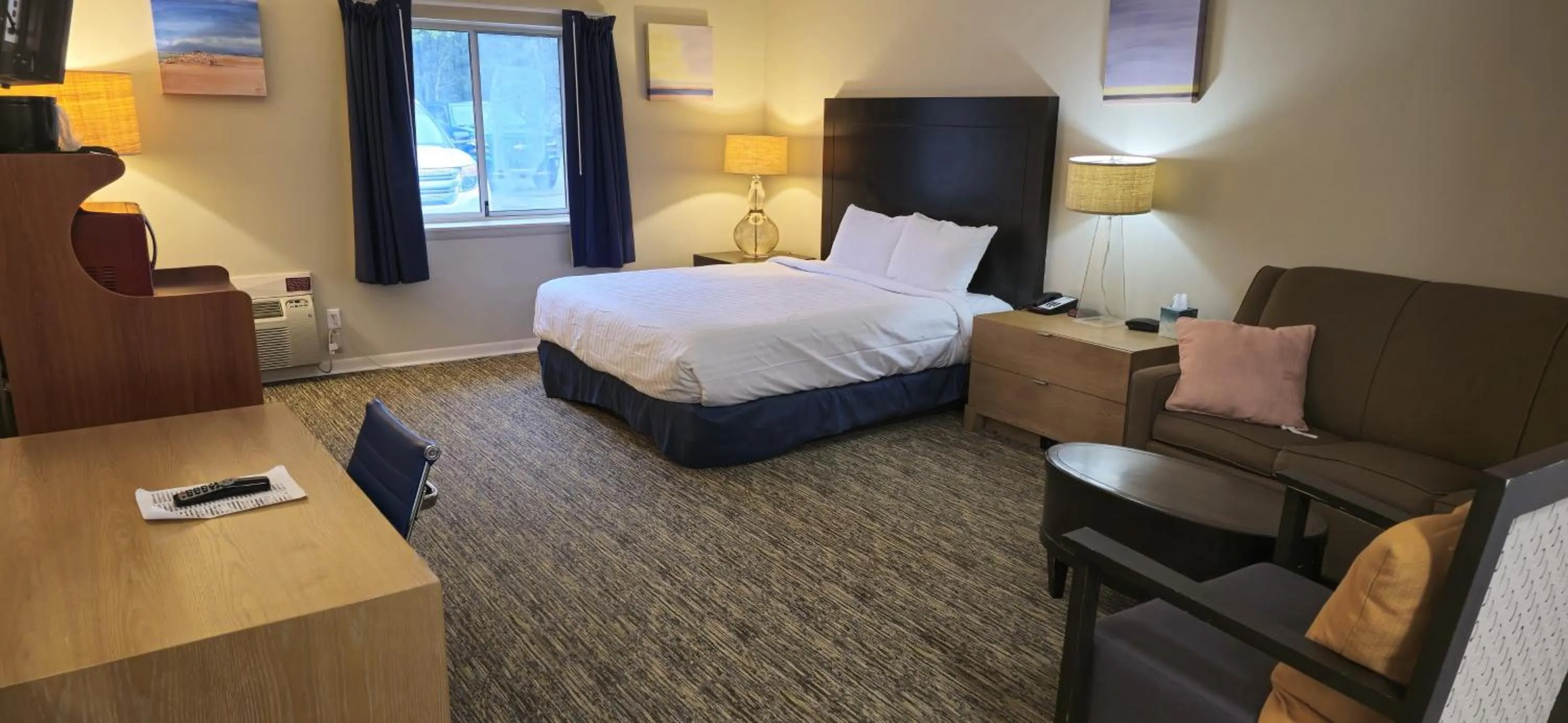 Living room, Bed in Rodeway Inn Oscoda