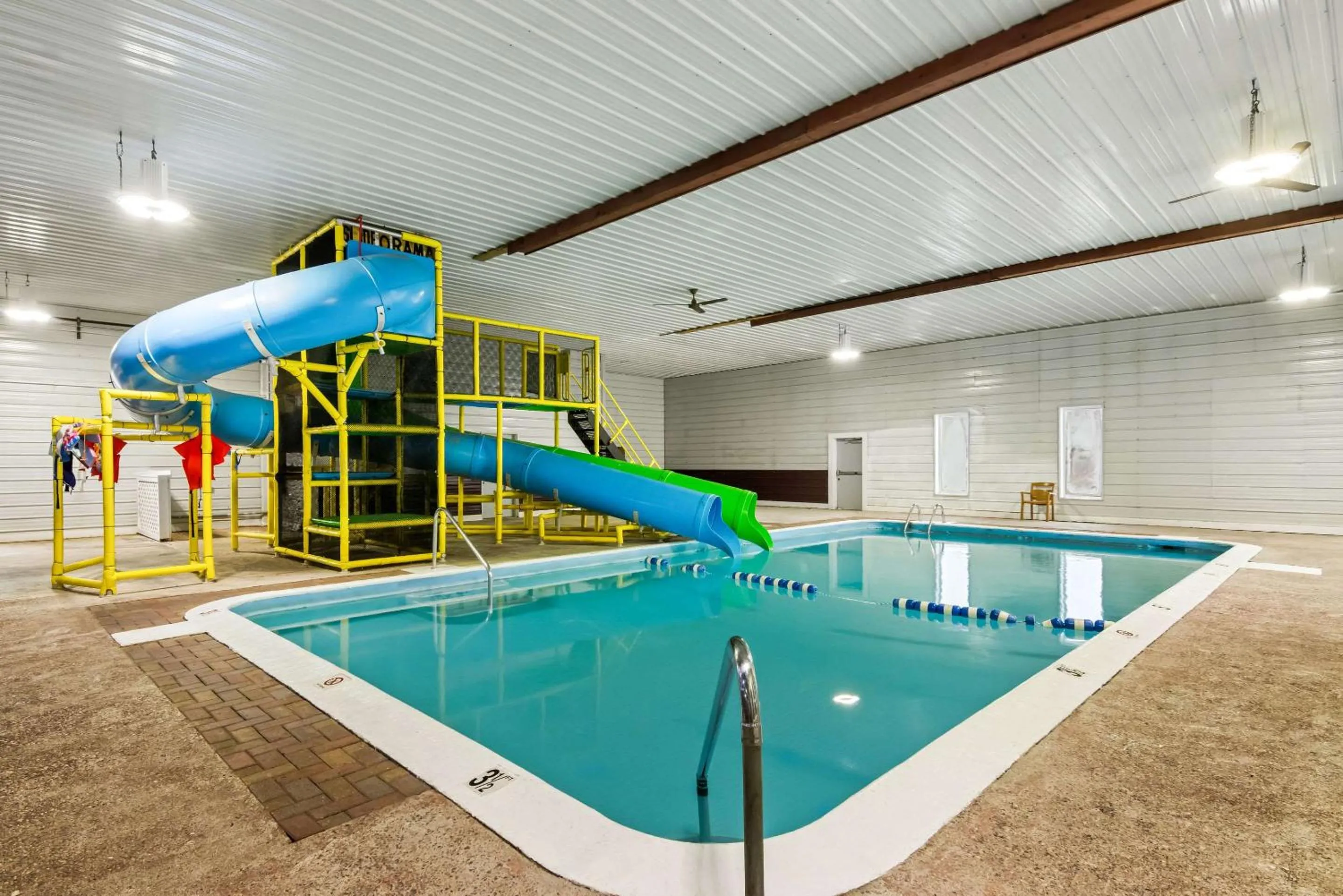 Swimming pool in Rodeway Inn Oscoda