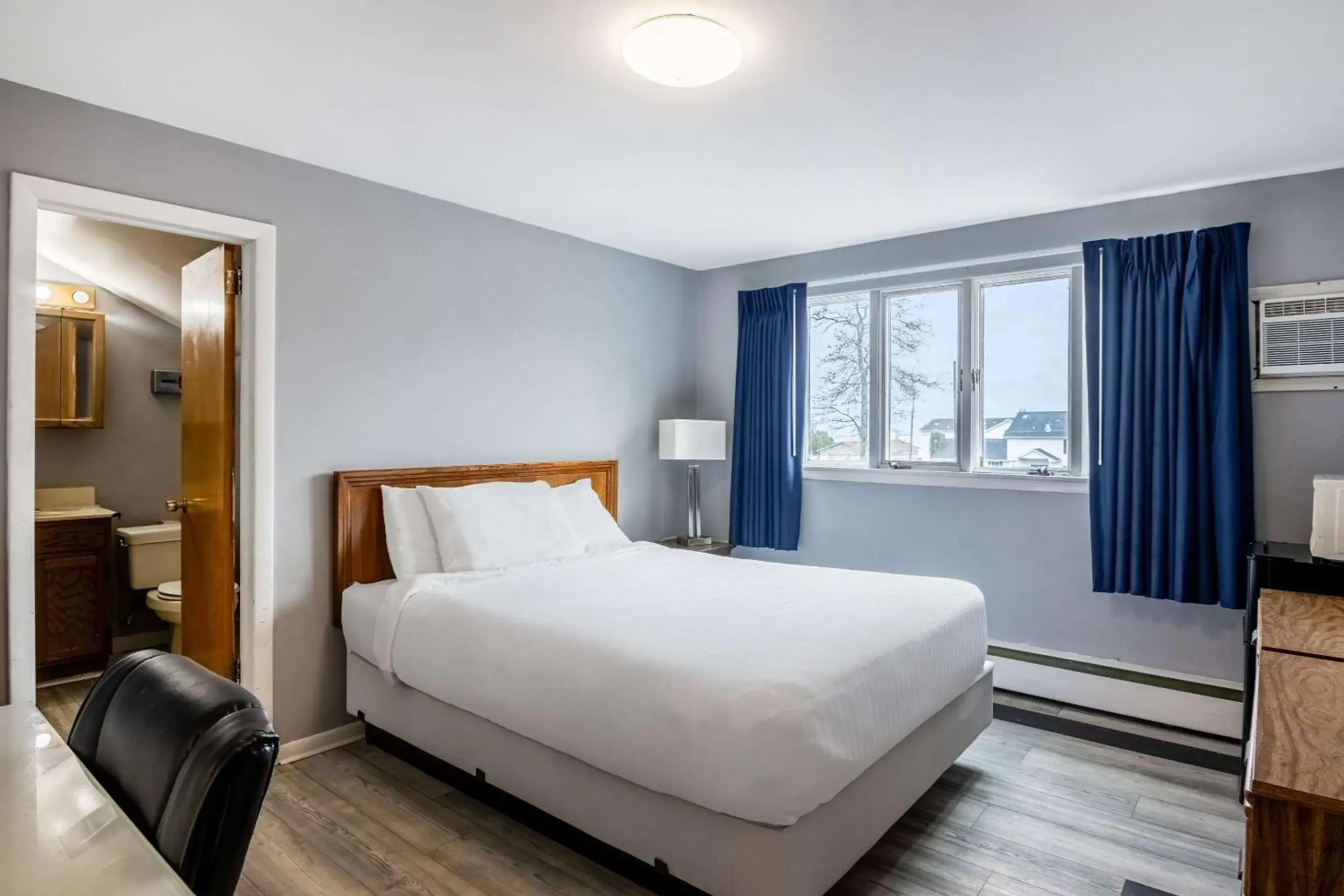 Bedroom, Bed in Rodeway Inn Formerly Camp Inn Lodge Bedroom, Bed in Rodeway Inn Formerly Camp Inn Lodge