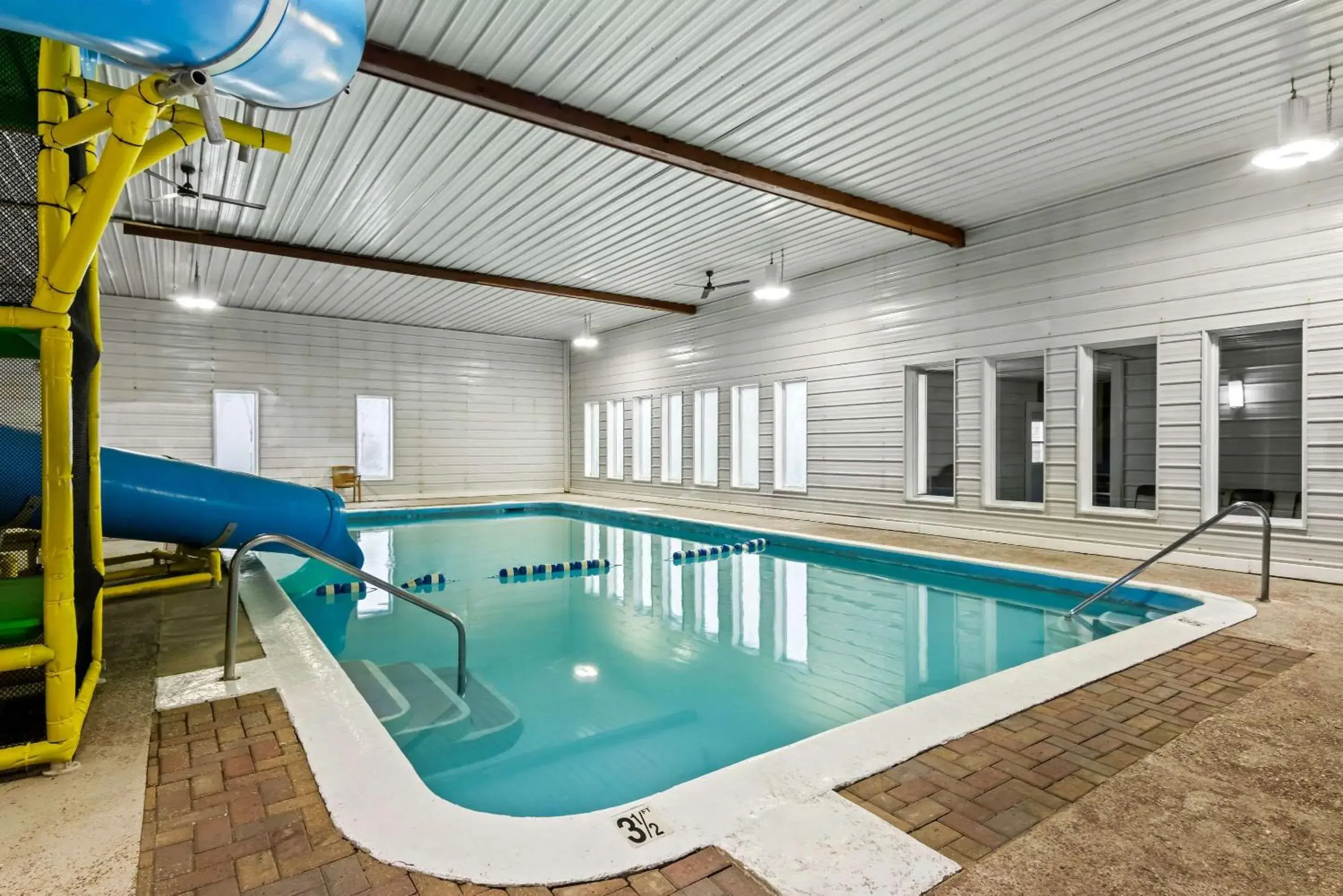 Swimming pool in Rodeway Inn Oscoda Swimming pool in Rodeway Inn Oscoda