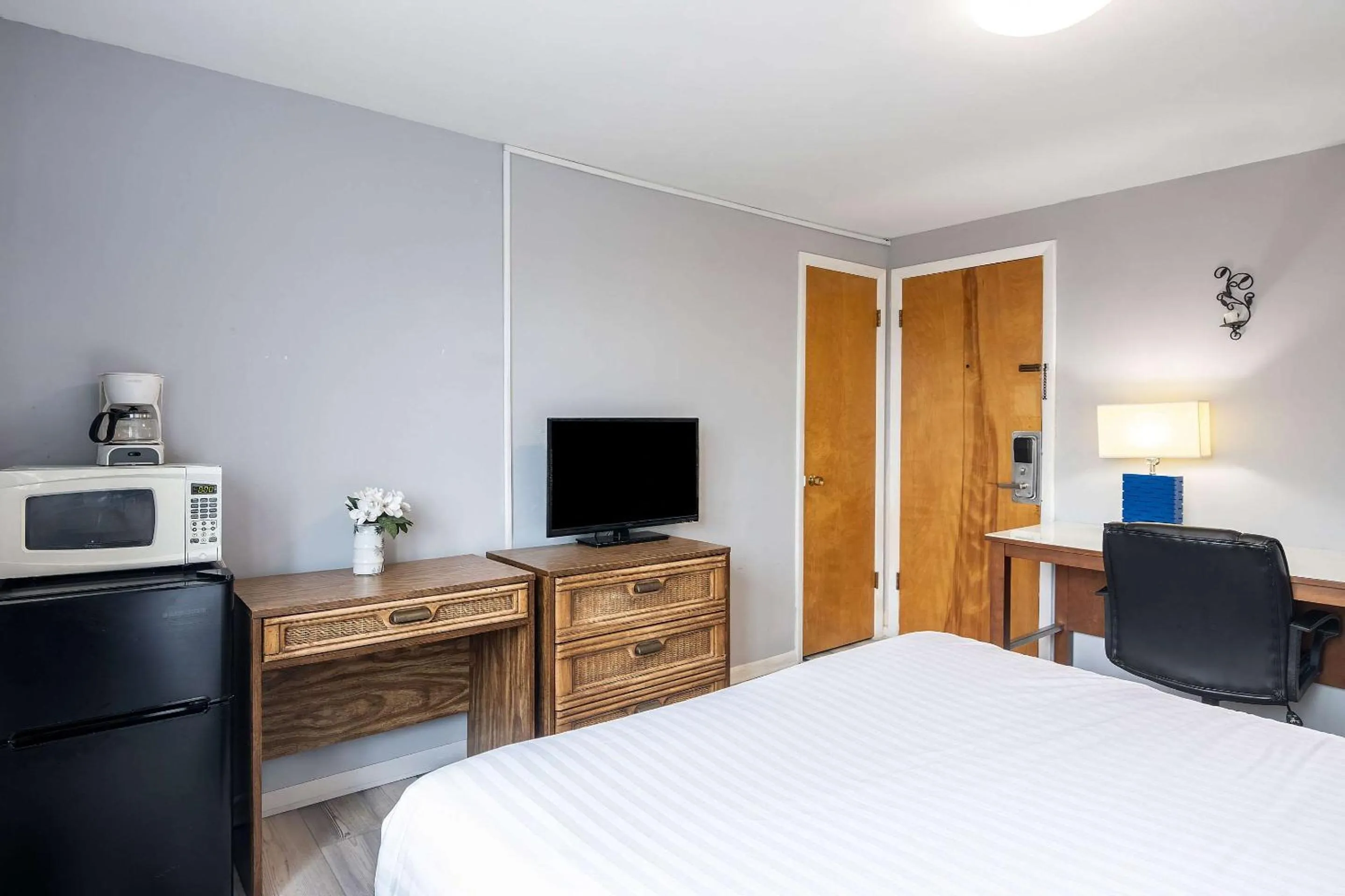 Bedroom, Bed in Rodeway Inn Oscoda