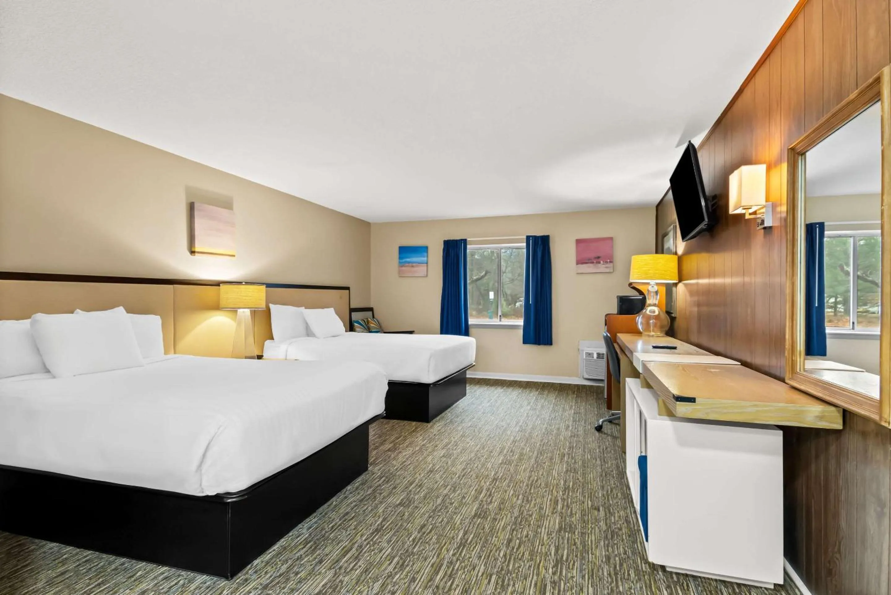 Bedroom, Bed in Rodeway Inn Oscoda