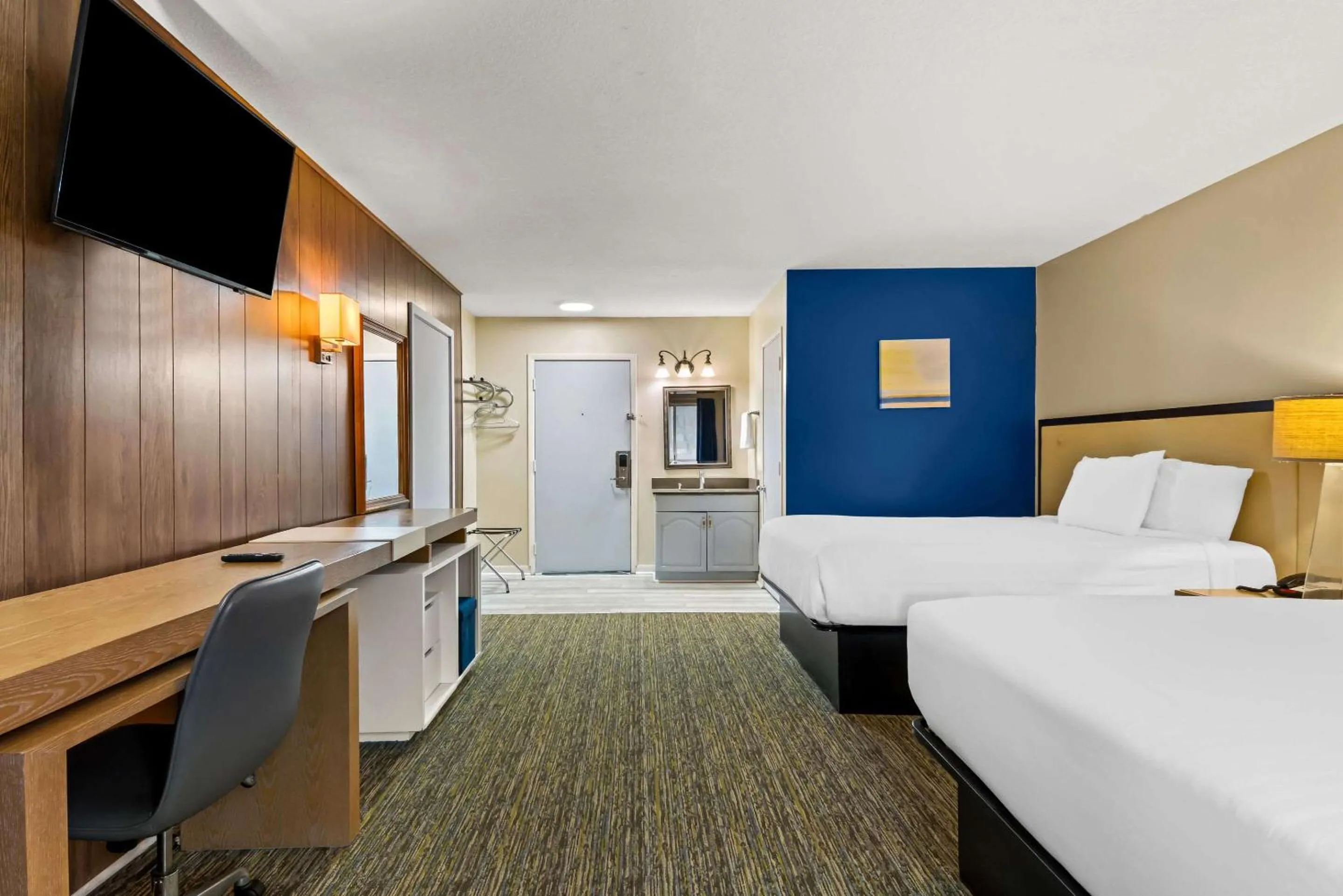 Bedroom, Bed in Rodeway Inn Oscoda