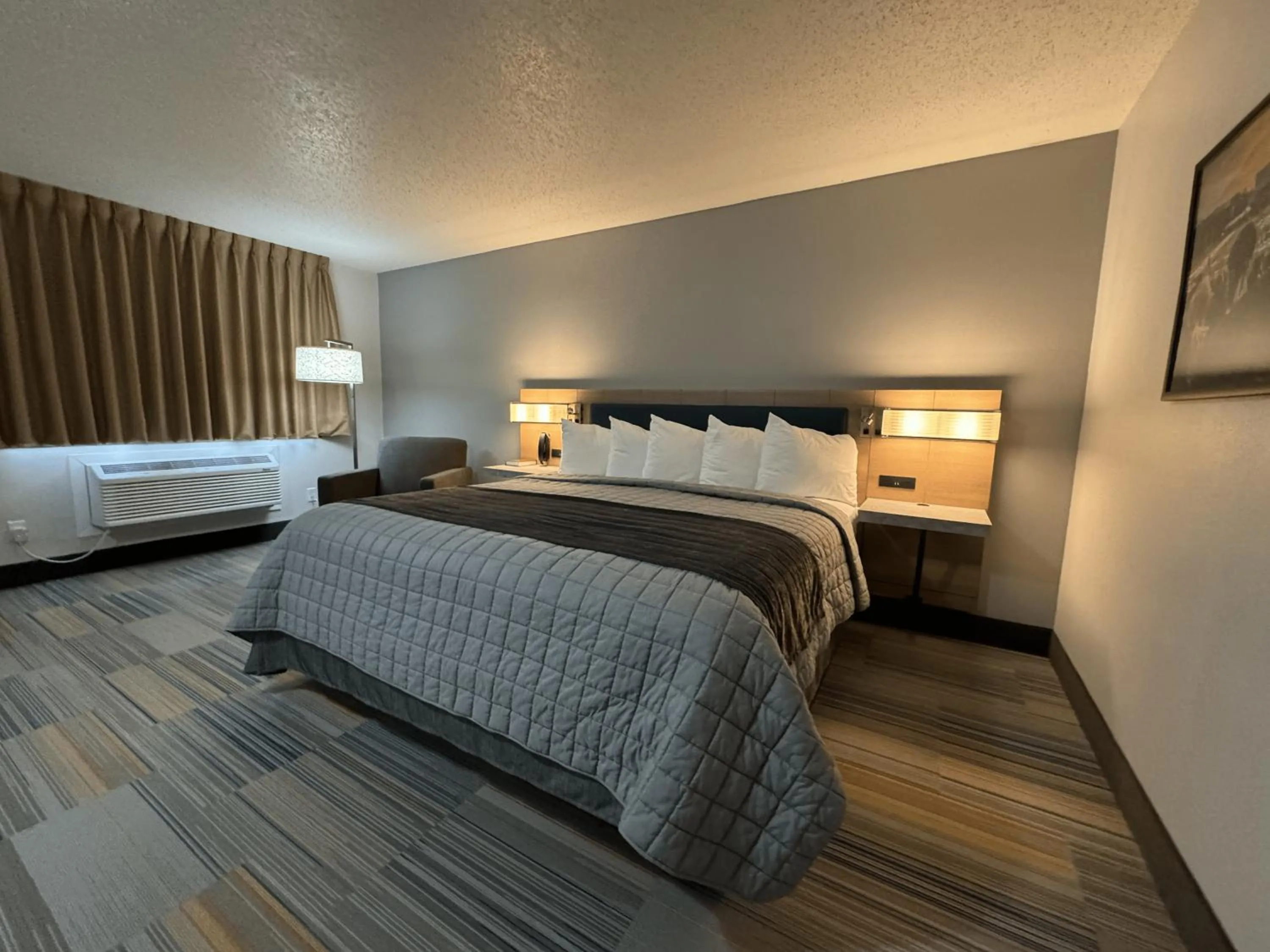 Bed in Bearcat Inn and Suites