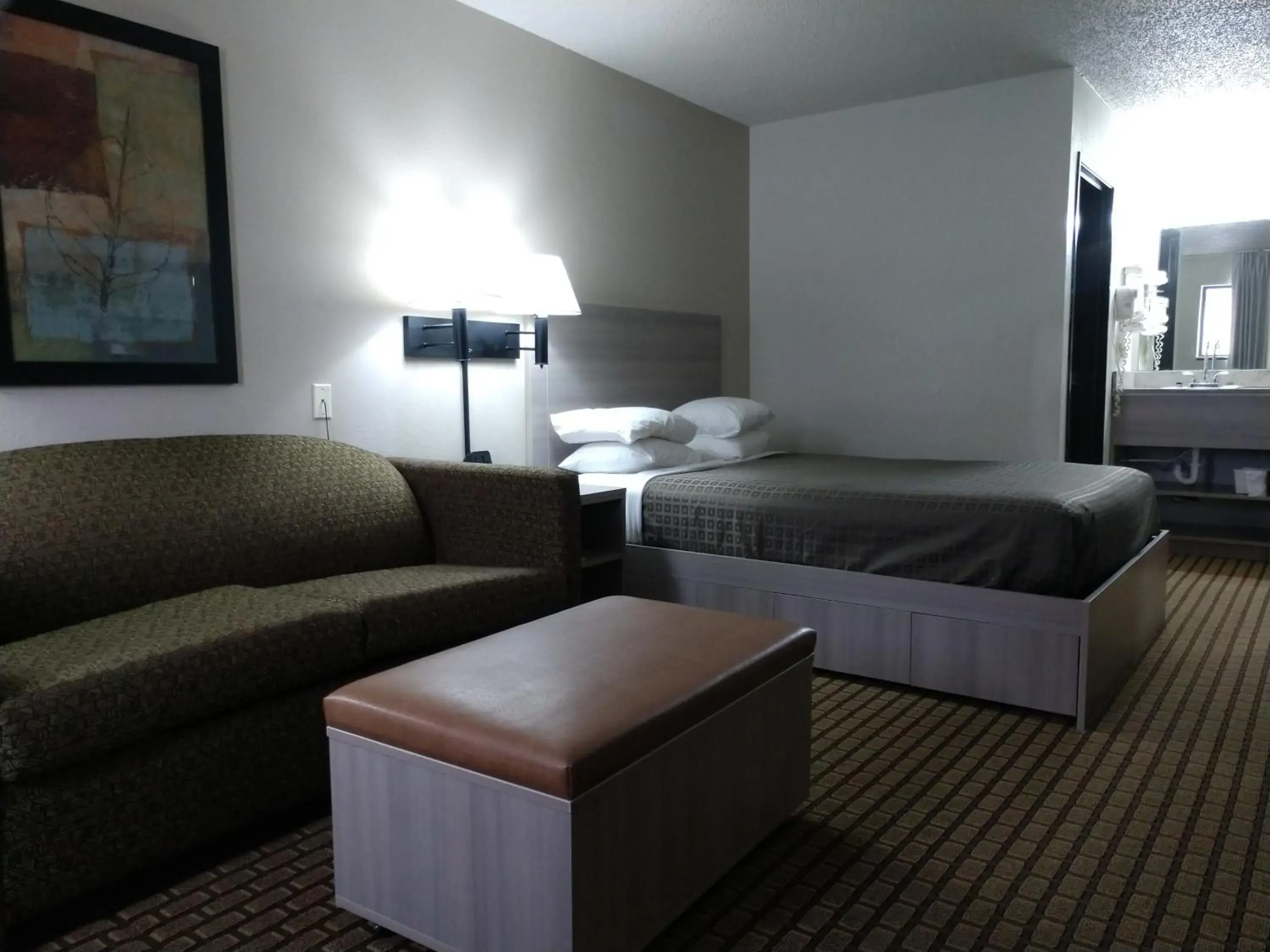 Bed in Bearcat Inn and Suites Bed in Bearcat Inn and Suites