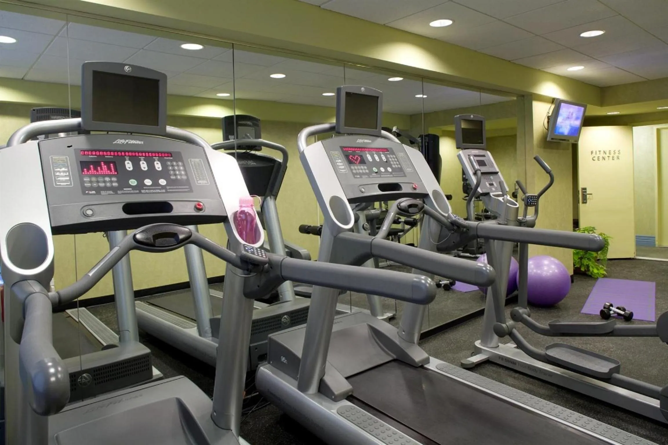 Fitness centre/facilities in The Gardens Sonesta ES Suites New York