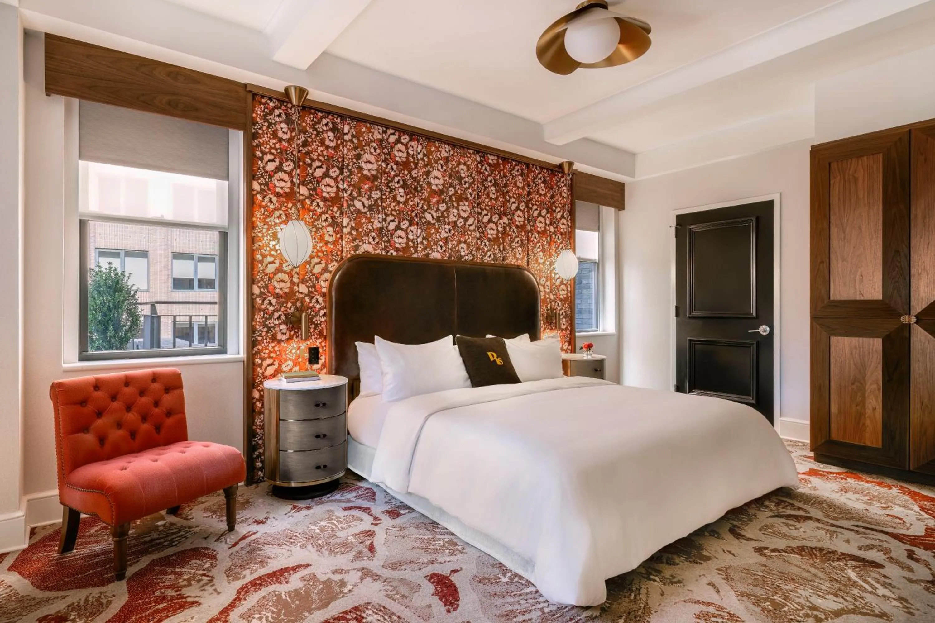 Living room, Bed in The Benjamin Royal Sonesta New York