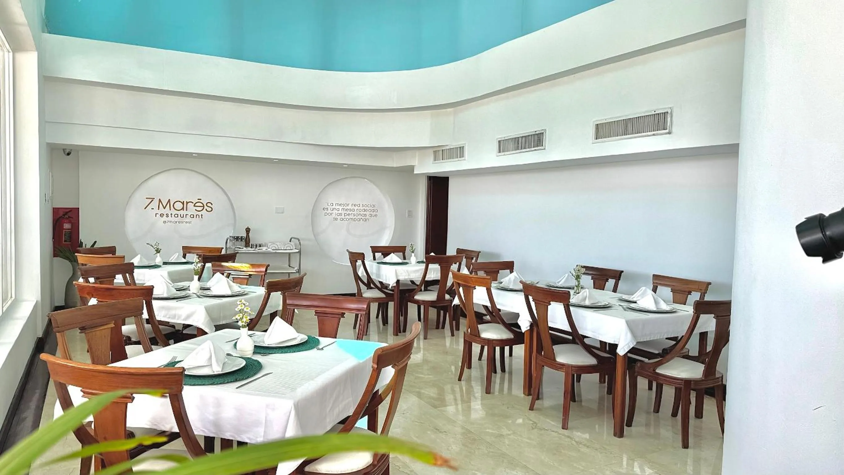 Restaurant/places to eat in Aquarius Hotel Boutique