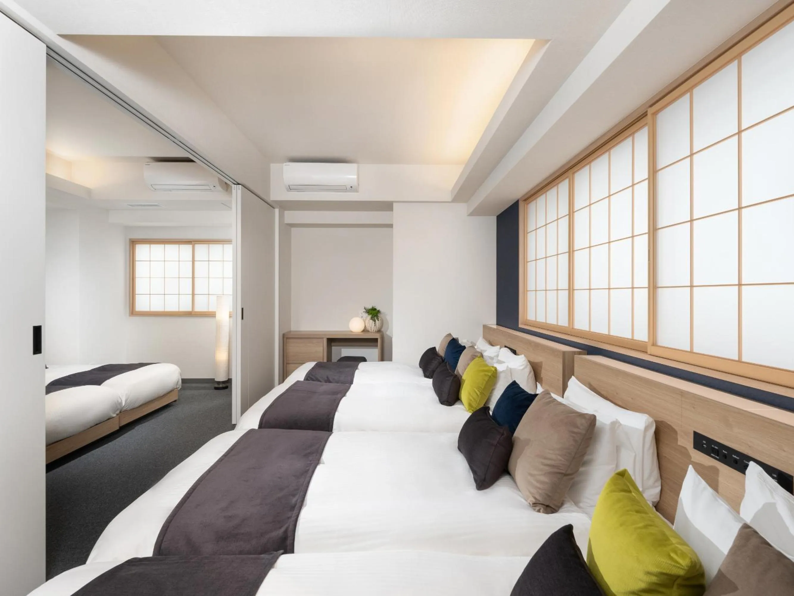 Property building, Bed in MIMARU Tokyo Shinjuku West