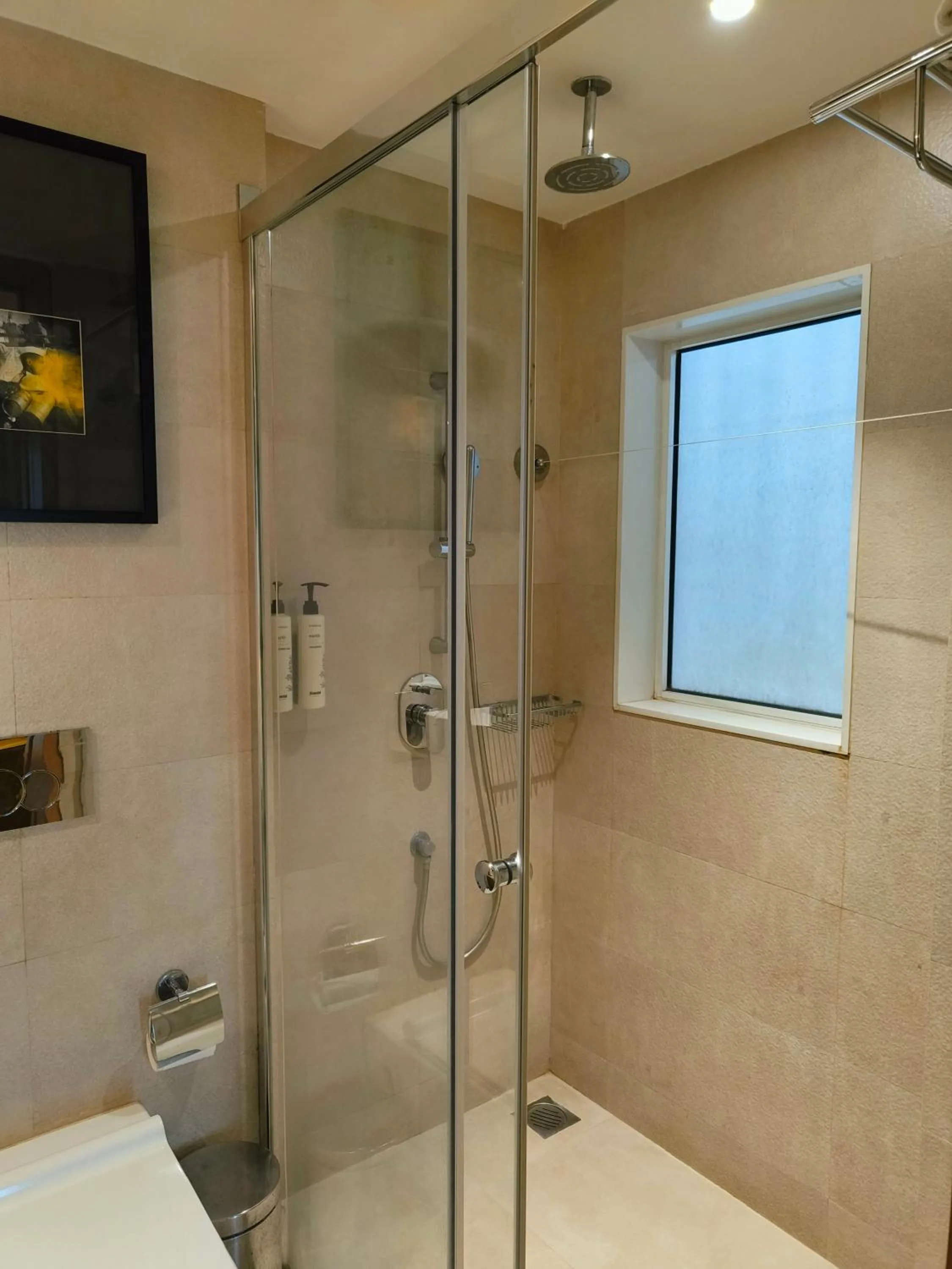 Shower in Royal Hometel Suites
