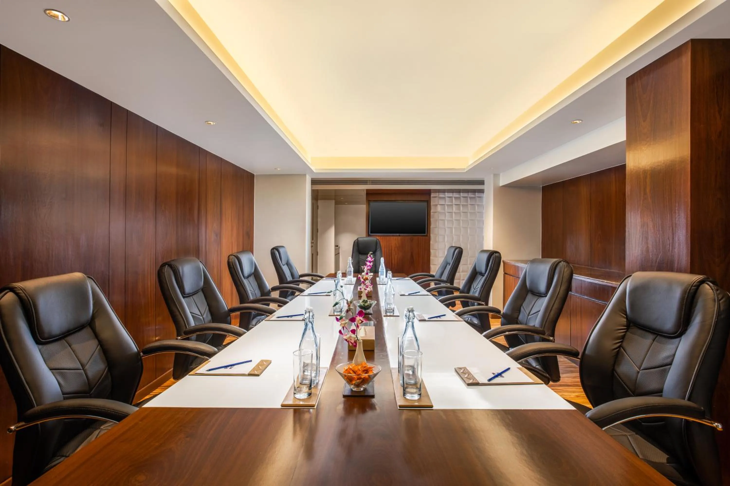 Meeting/conference room in Royal Hometel Suites