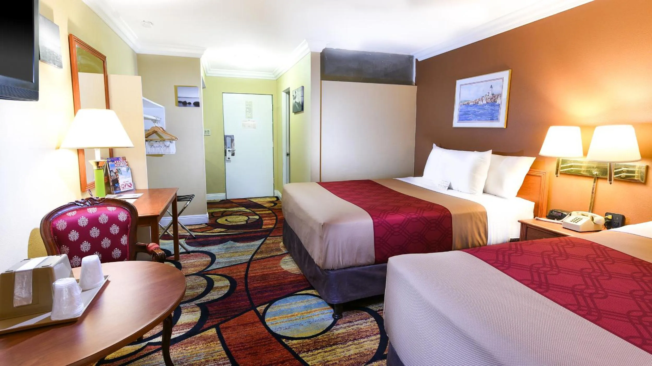 Photo of the whole room, Bed in Vagabond Inn Long Beach