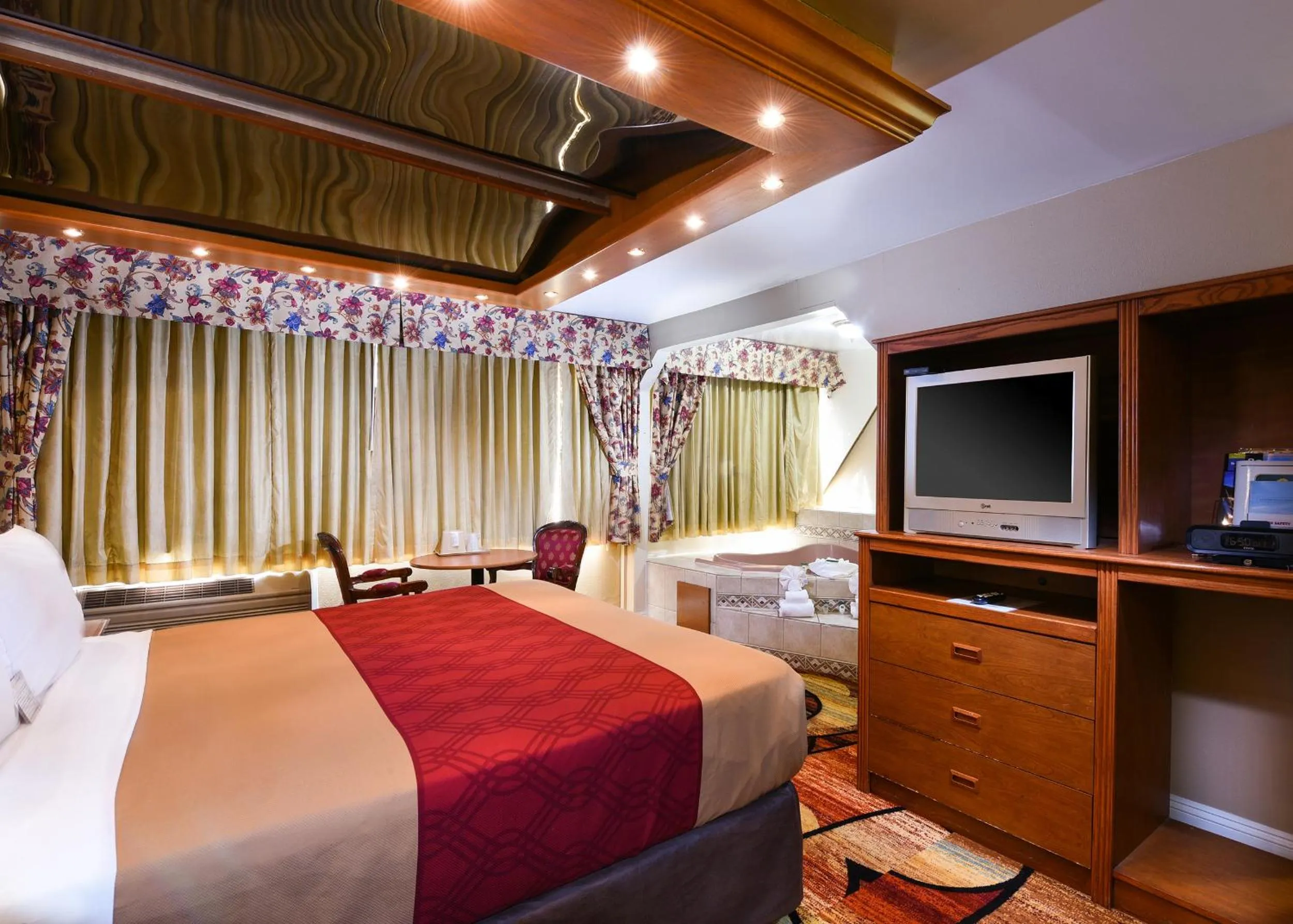 Photo of the whole room, Bed in Vagabond Inn Long Beach