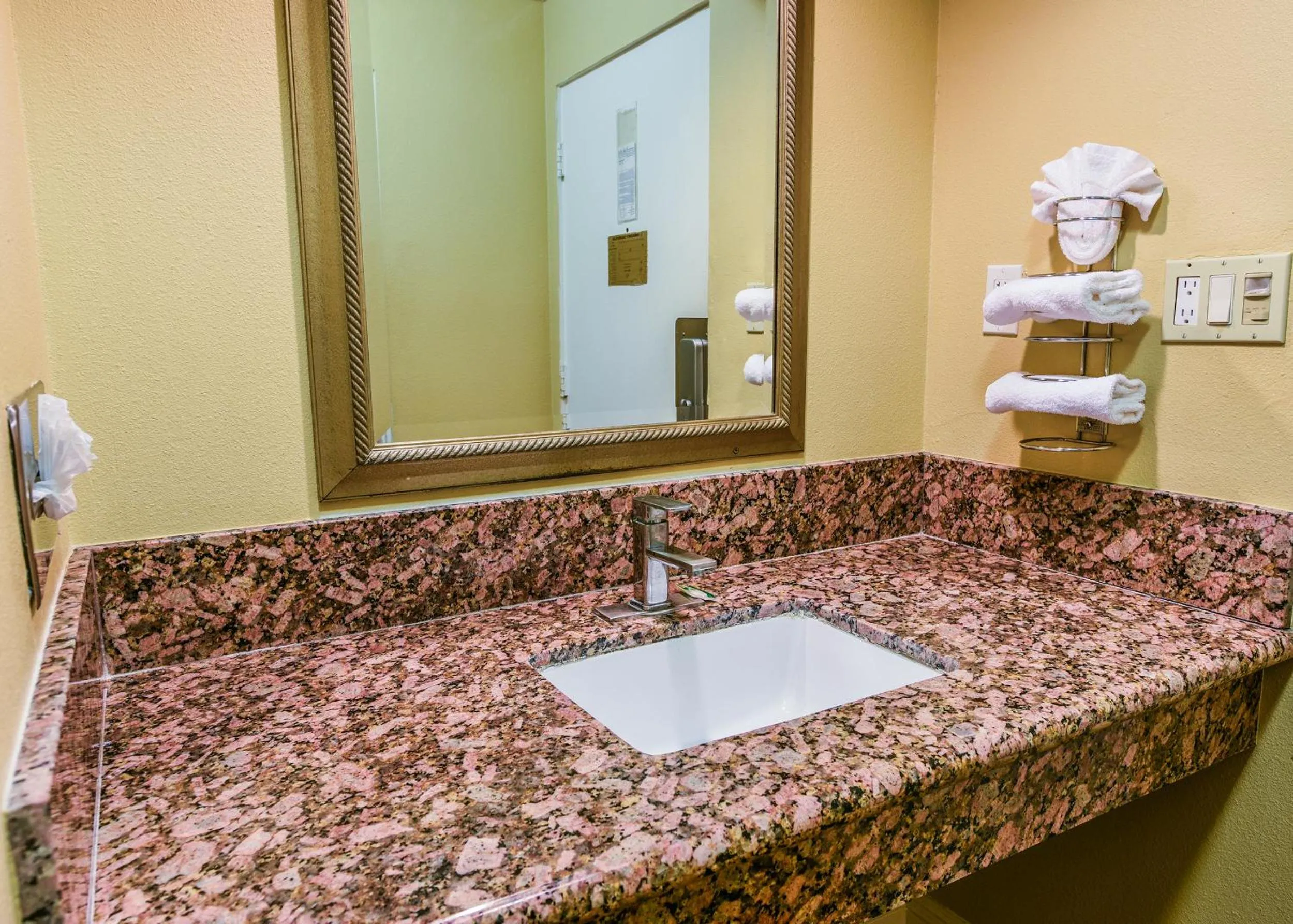 Bathroom in Vagabond Inn Long Beach
