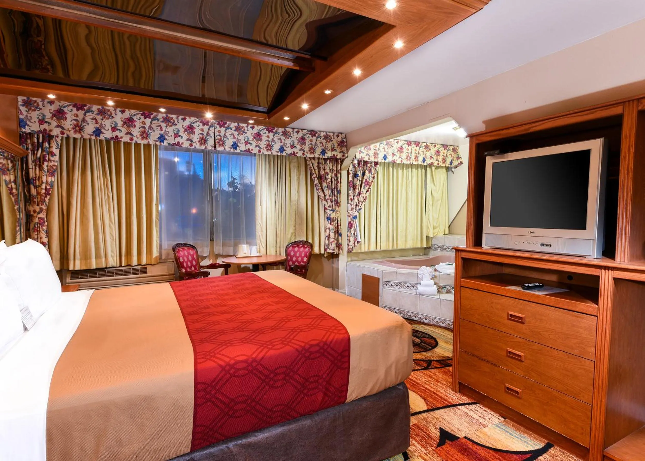 Photo of the whole room, Bed in Vagabond Inn Long Beach