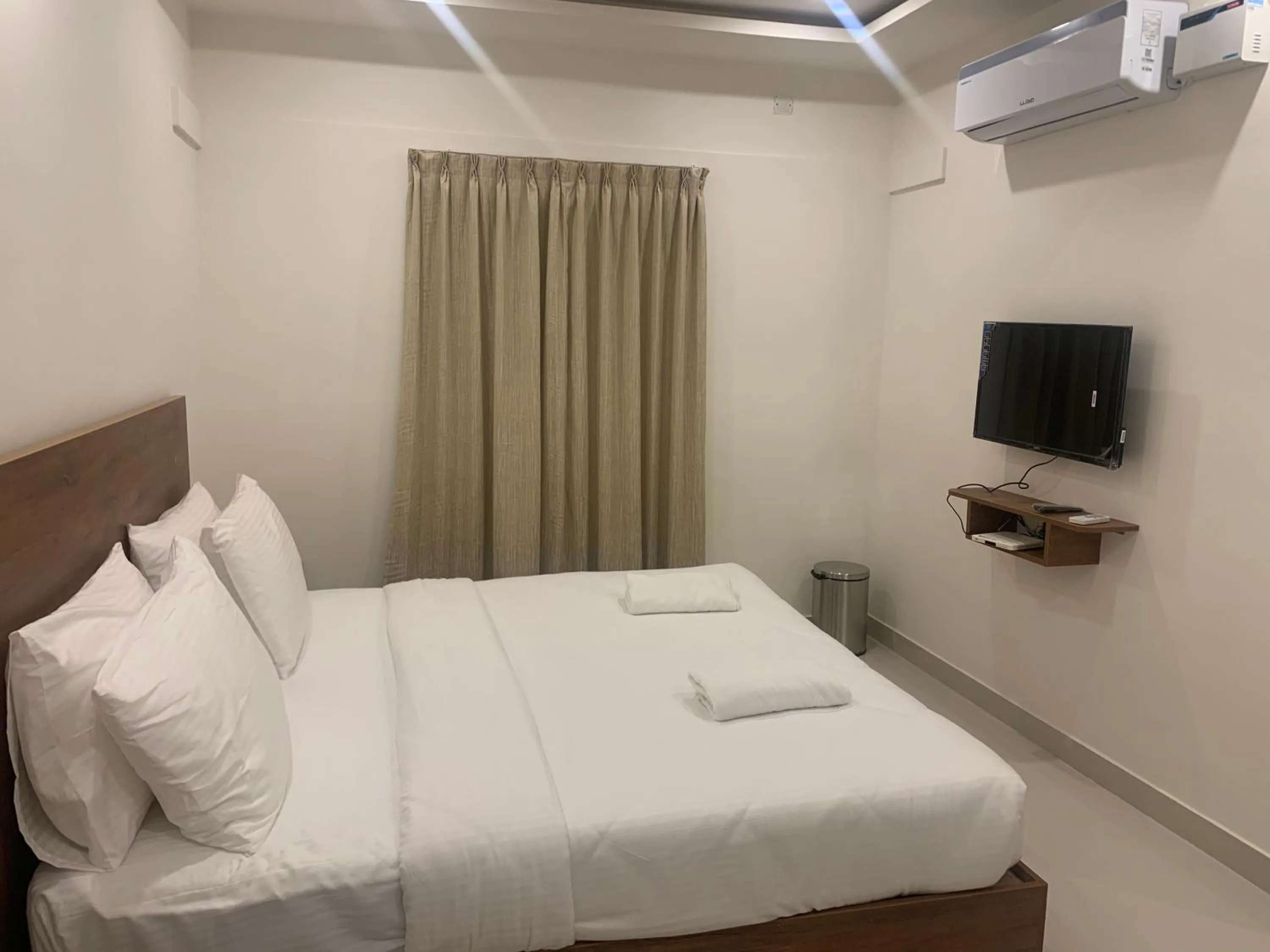 Communal lounge/ TV room, Bed in Hotel Airport City