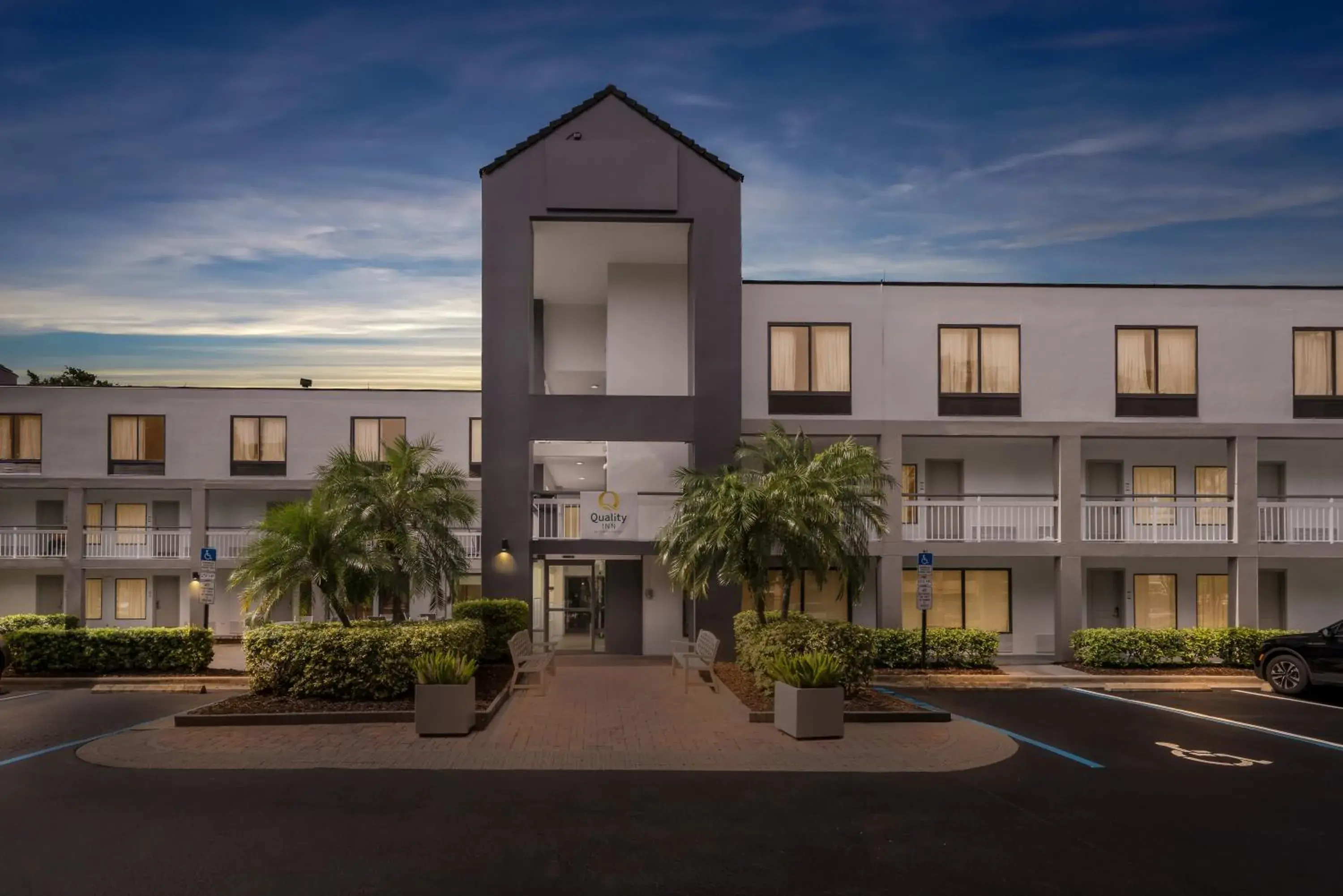 Property building in Quality Inn Orlando Near International Drive Property building in Quality Inn Orlando Near International Drive