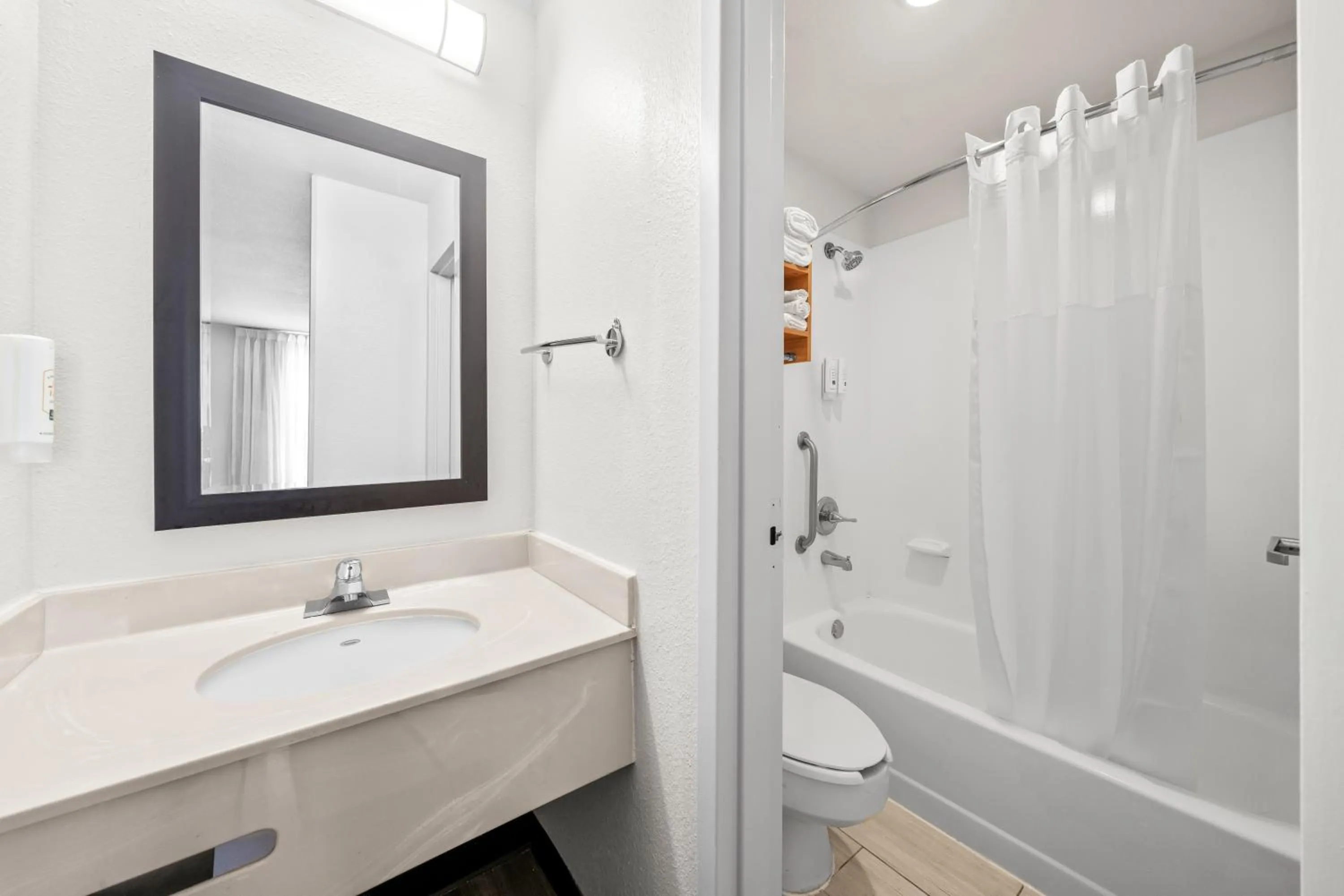 Bathroom in Quality Inn Orlando Near International Drive