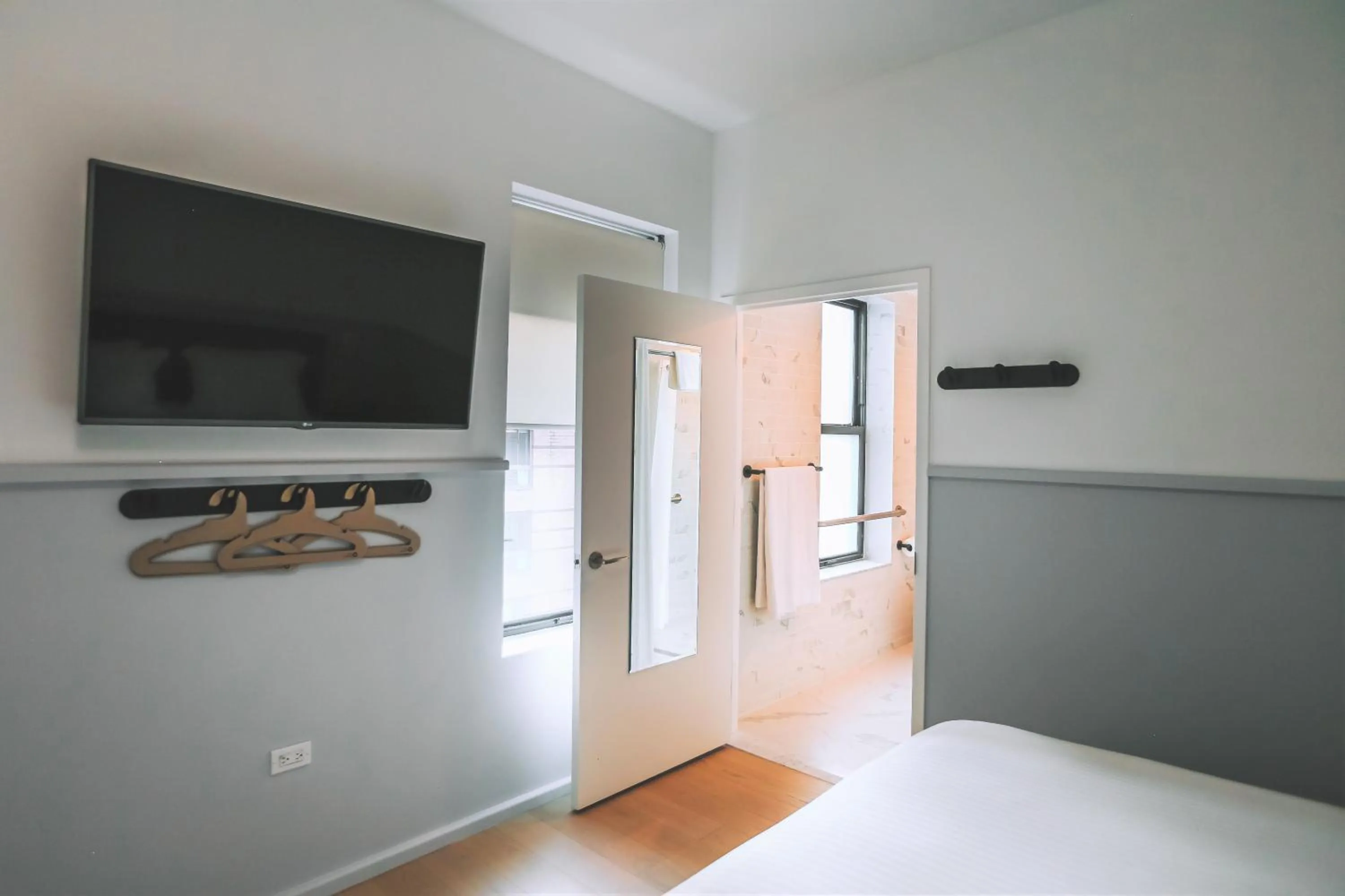 Bedroom, TV/Entertainment Center in Washington Jefferson Hotel - Times Square North