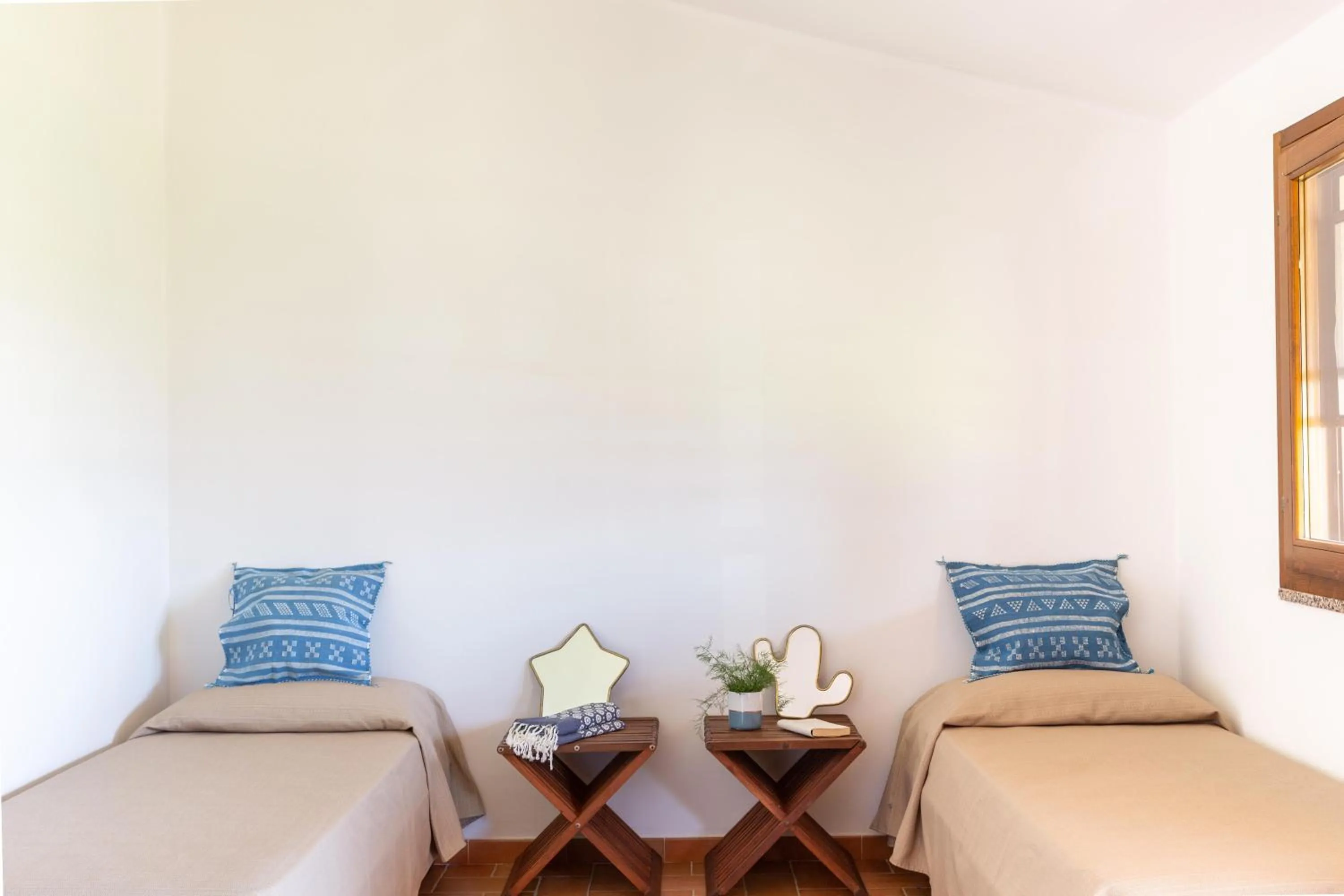 Photo of the whole room in Gitavillage California