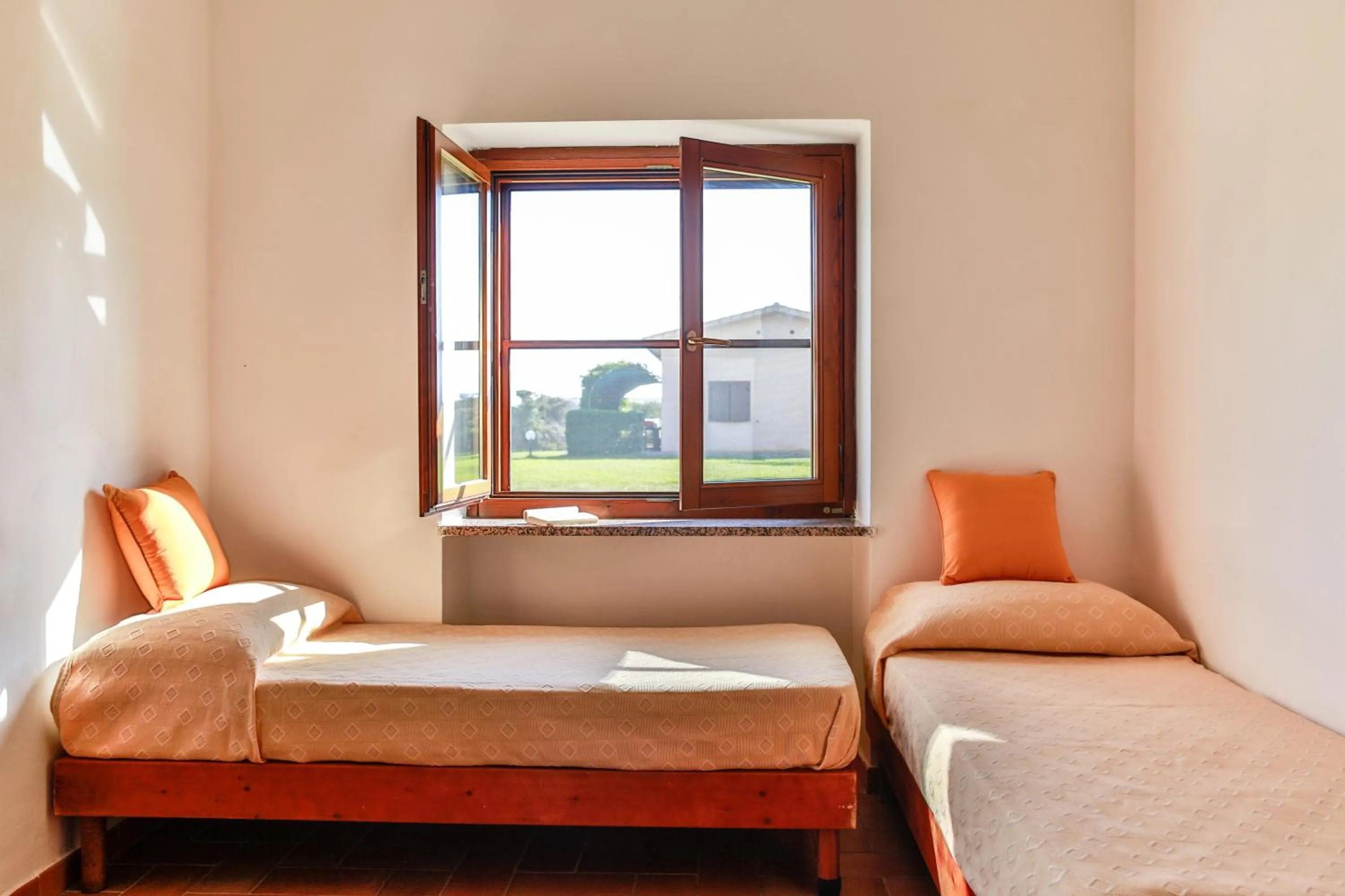 Photo of the whole room, Bed in Gitavillage California