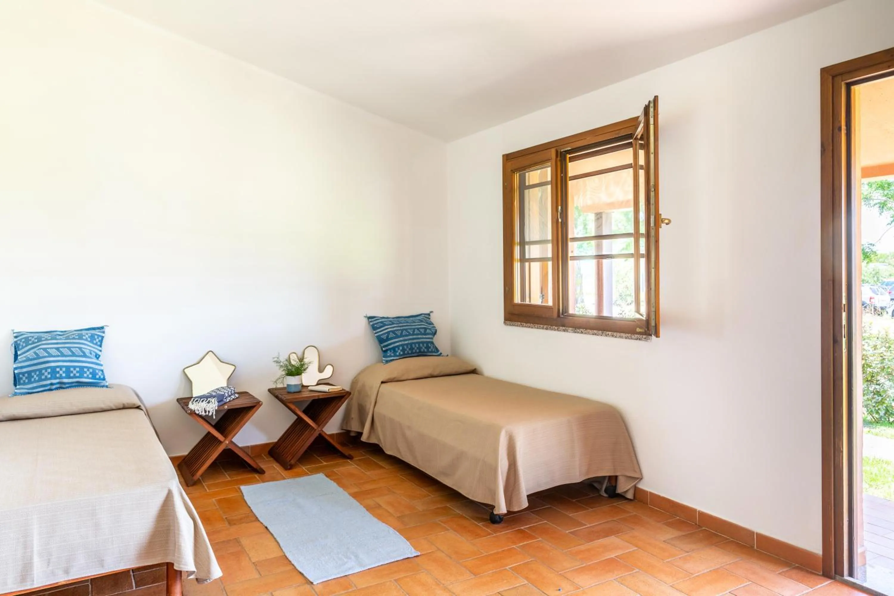 Photo of the whole room, Bed in Gitavillage California