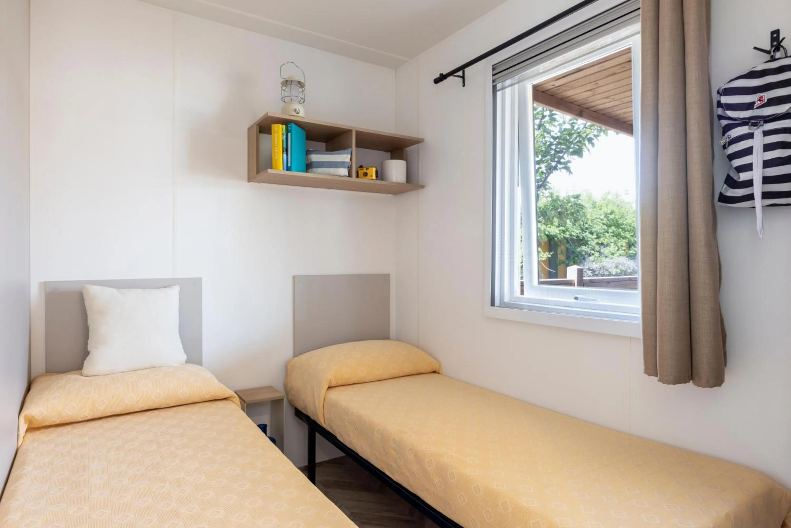 Photo of the whole room, Bed in Gitavillage California