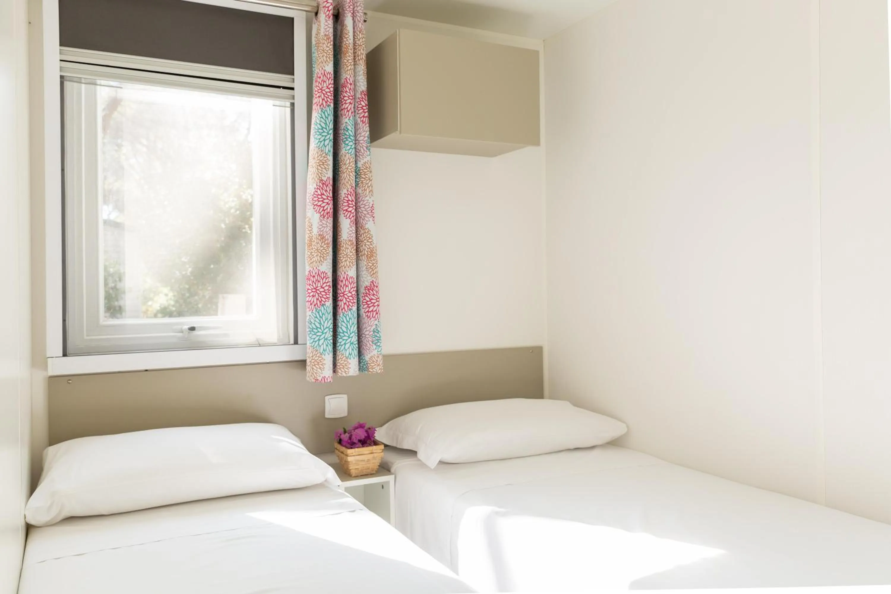 Photo of the whole room, Bed in Gitavillage California