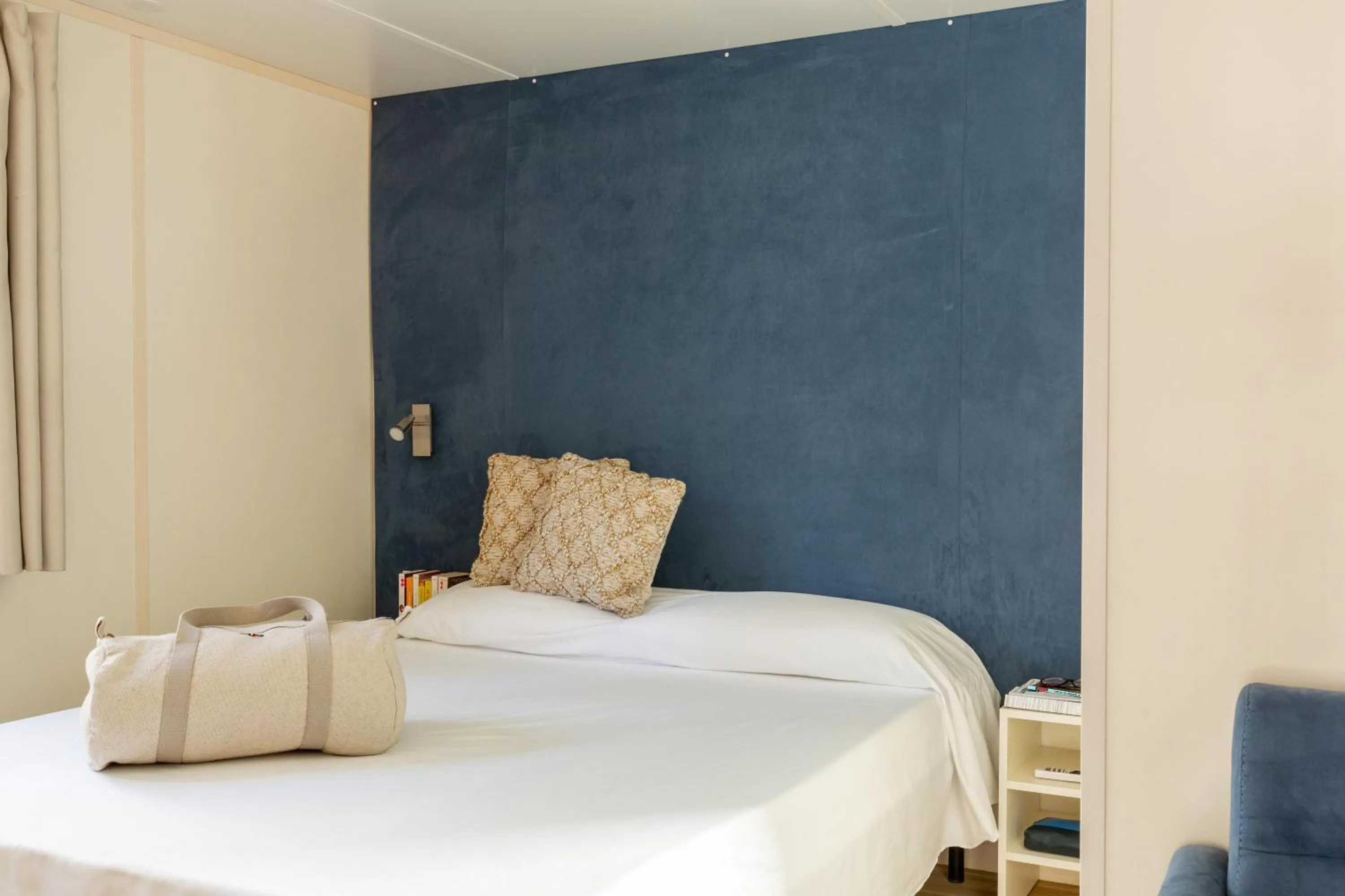 Photo of the whole room, Bed in Gitavillage California