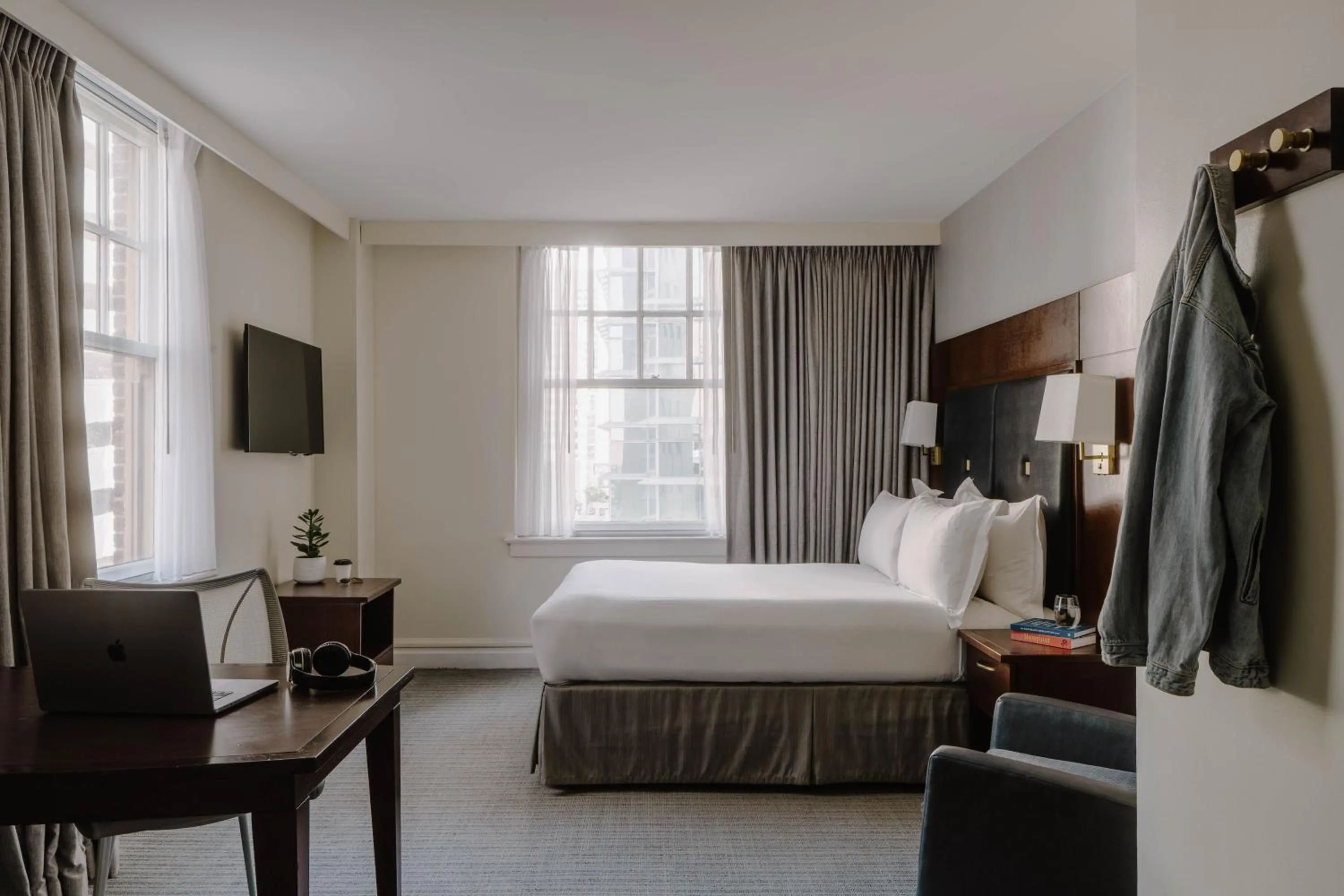 Bedroom, Bed in Club Quarters Hotel Downtown, Houston