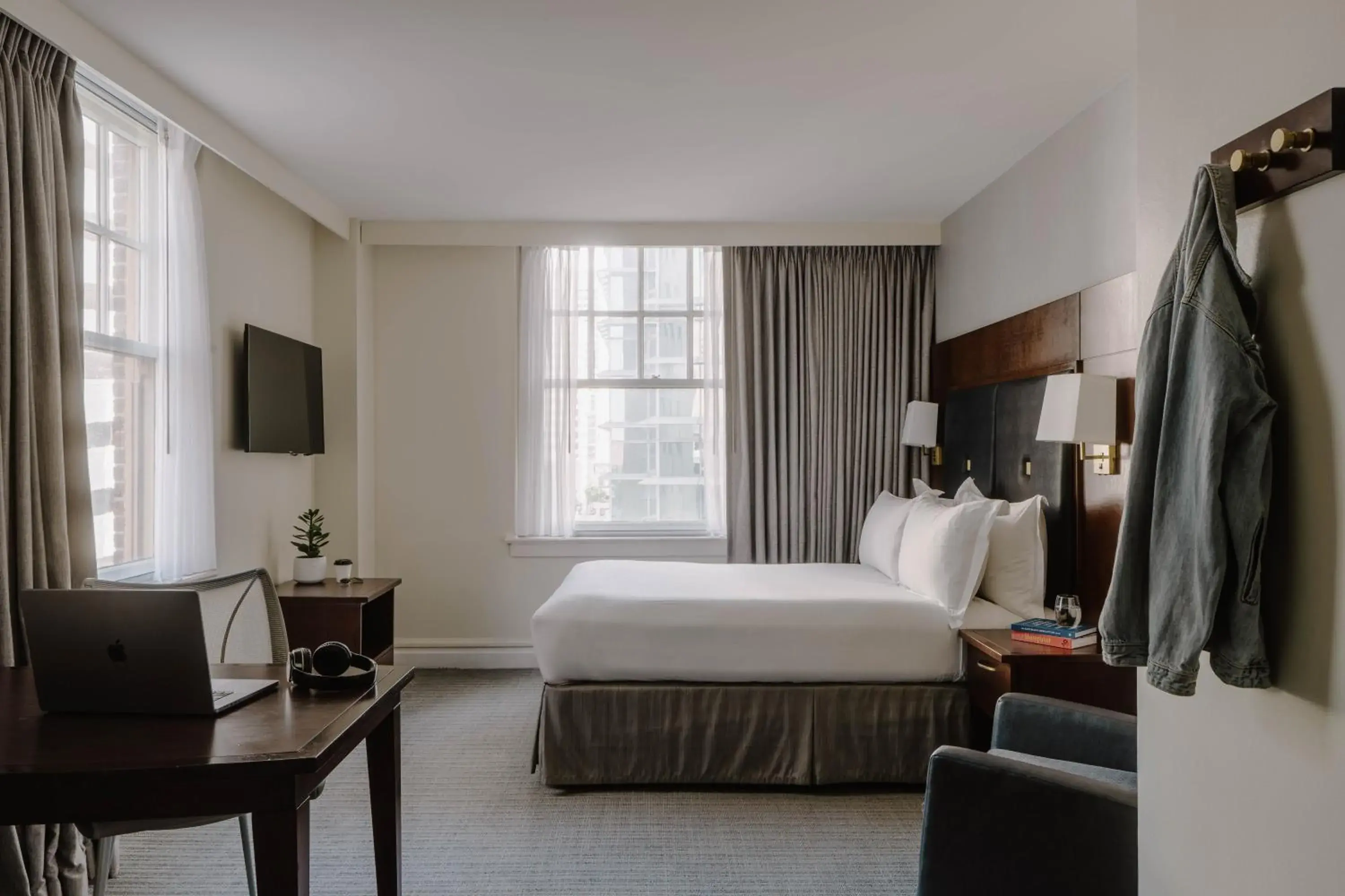 Bedroom, Bed in Club Quarters Hotel Downtown, Houston Bedroom, Bed in Club Quarters Hotel Downtown, Houston