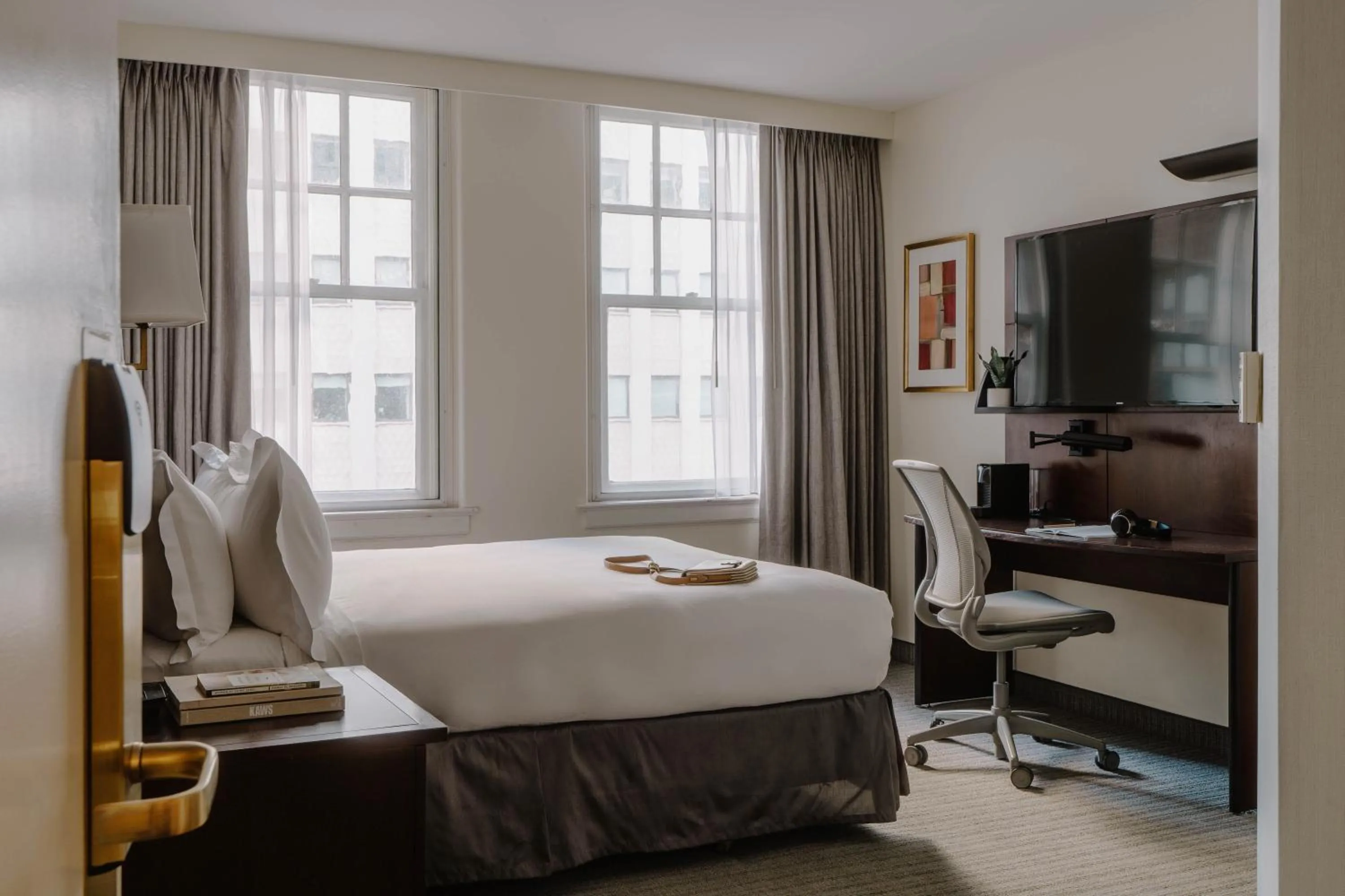 Bedroom, Bed in Club Quarters Hotel Downtown, Houston