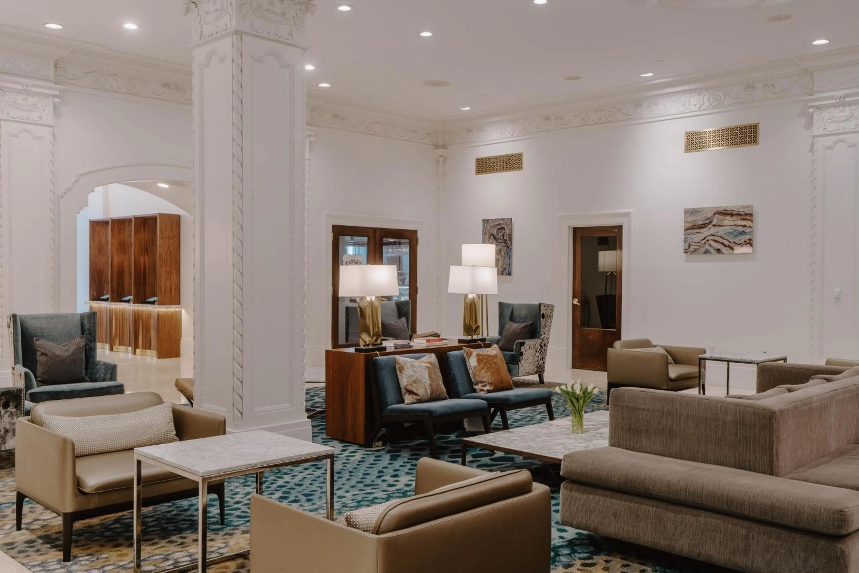 Living room in Club Quarters Hotel Downtown, Houston