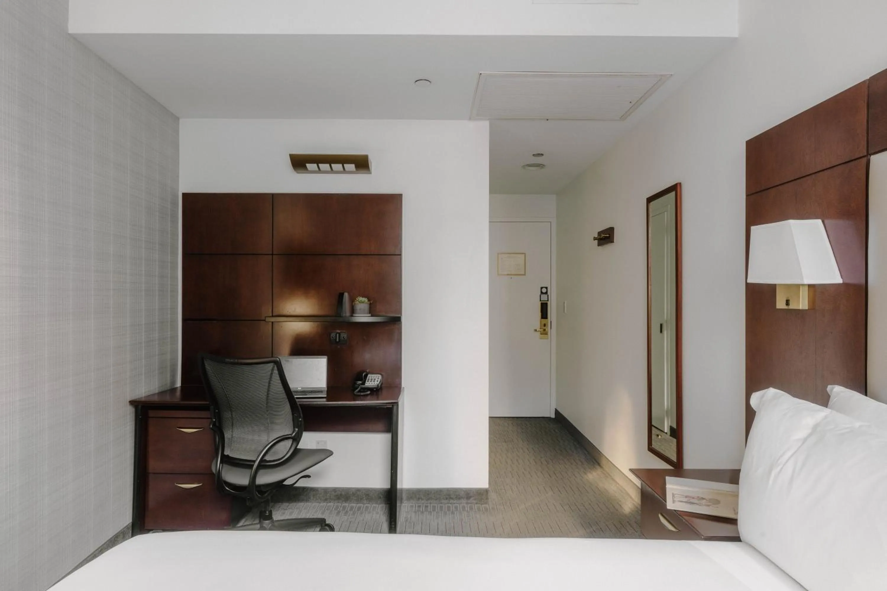 Bedroom, Bed in Club Quarters Hotel Wacker at Michigan, Chicago