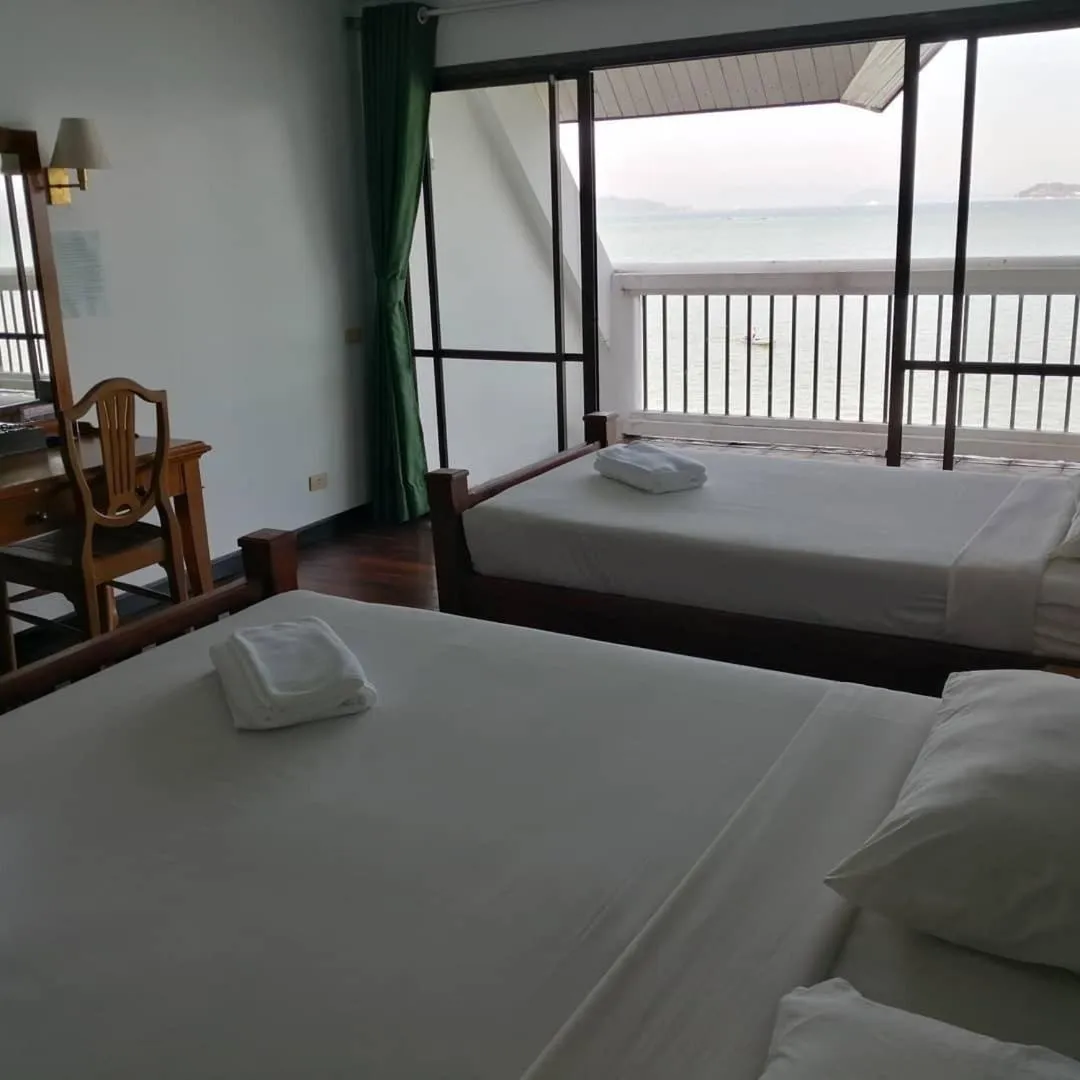 Bed in Jansom Beach Resort